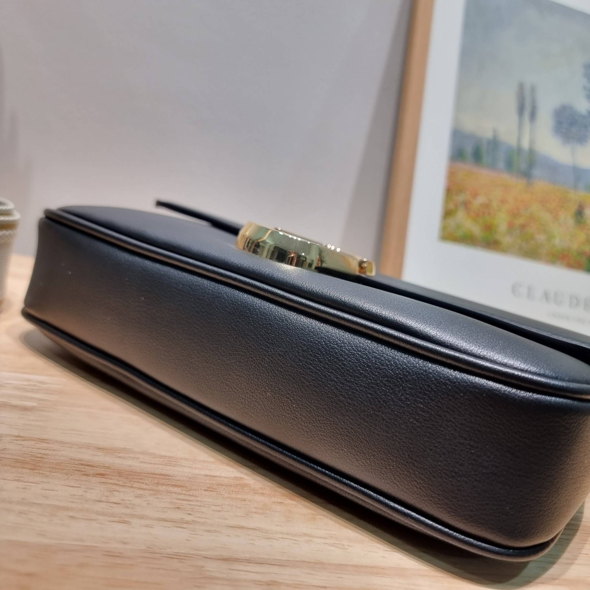 MARC JACOBS THE J MARC SHOULDER BAG คอลเลคชั่นใหม่ล่าสุด สวยฟาดกว่าใคร ใบไหนๆก็ต้องหลีก กับกระเป๋าสะพายไหล่สุดหรู รูปทรงใช้งานง่าย ดีไซน์เรียบ แต่แฝงไปด้วยความผู้ดี ดูแพง