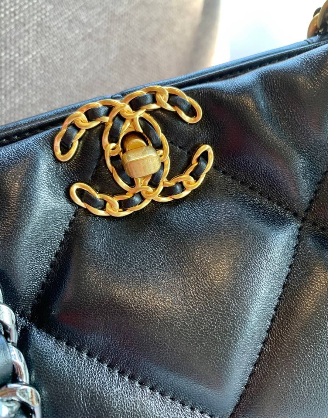 CHANEL SHOPPING BAG พร้อมส่ง ใหม่ล่าสุด และที่สุดของที่สุด กระเป๋าหนังแกะสังเคราะห์อย่างดี ใบใหญ่ 📌หนังนุ่มมากๆ ลายนวม หนังมีความลื่นเงาค่ะ 🌟โดดเด่นด้วยโลโก้แบรนด์และสายสะพายไหล่ใช้โลหะอย่างดีแถมสวยและหรูมากๆเลย ภายในกระเป๋ากว้างใส่สัมภาระ