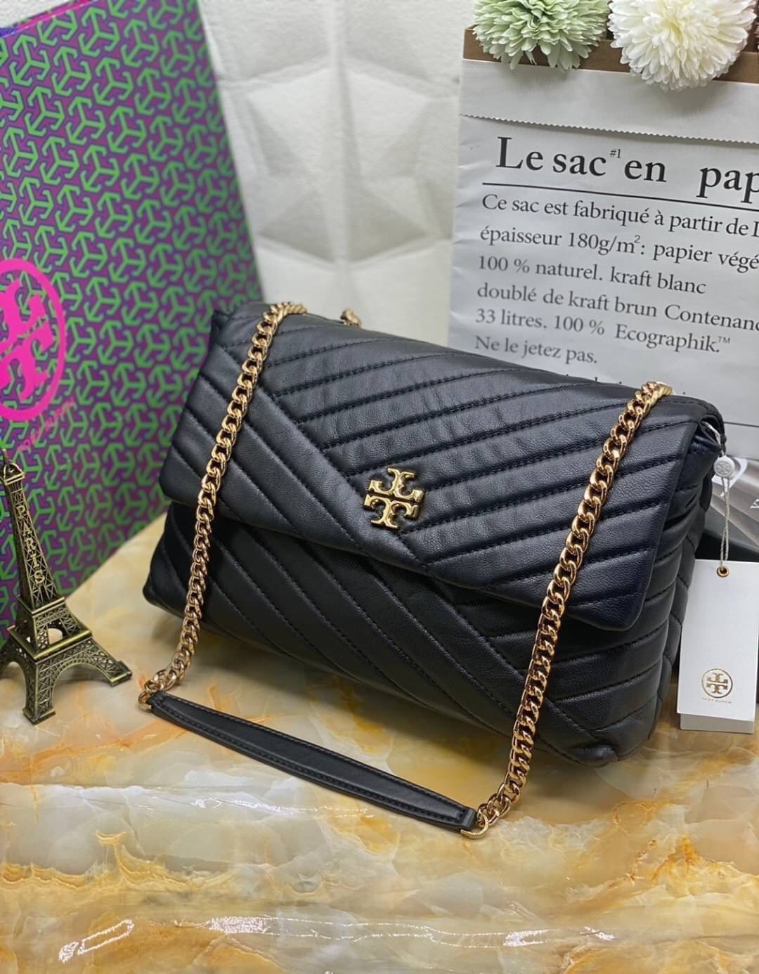 Large : Tory Burch Kira Chevron Quilted Convertible Leather Crossbody Bag เป็นกระเป๋าที่ใช้ในการออกงานสำคัญหรือวันที่มีปาร์ตี้สังสรรค์ คุณควรเลือกใช้กระเป๋าที่มีดีไซน์สะดุดตา เพราะจะช่วยยกระดับและเพิ่มเสน่ห์ให้กับตัวคุณเองมากยิ่งขึ้น หากเป็นงานทางการ เช่น