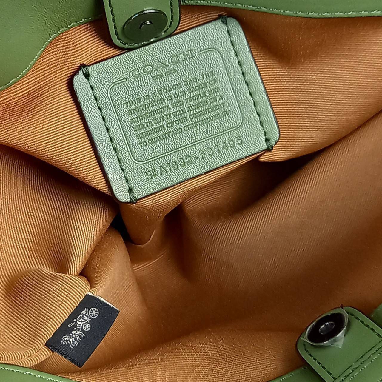 หัวใจจะวาย!! ละมุนมาก ลุคคุณหนูสุดๆ COACH MINI LILLIE CARRYALL (COACH F91494)🌺 ใช้ดีจนต้องบอกต่อ อีกแล้วจ้า ใครๆก็ถามหา😍>>>ทรงถัง รุ่นใหม่ 10 นิ้ว ขนาดกำลังดี เหมาะมือมาก มี 3 ช่องด้านใน ช่องกลาง เปิด-ปิด ด้วยซิป ส่วน 2 ช่องด้านข้