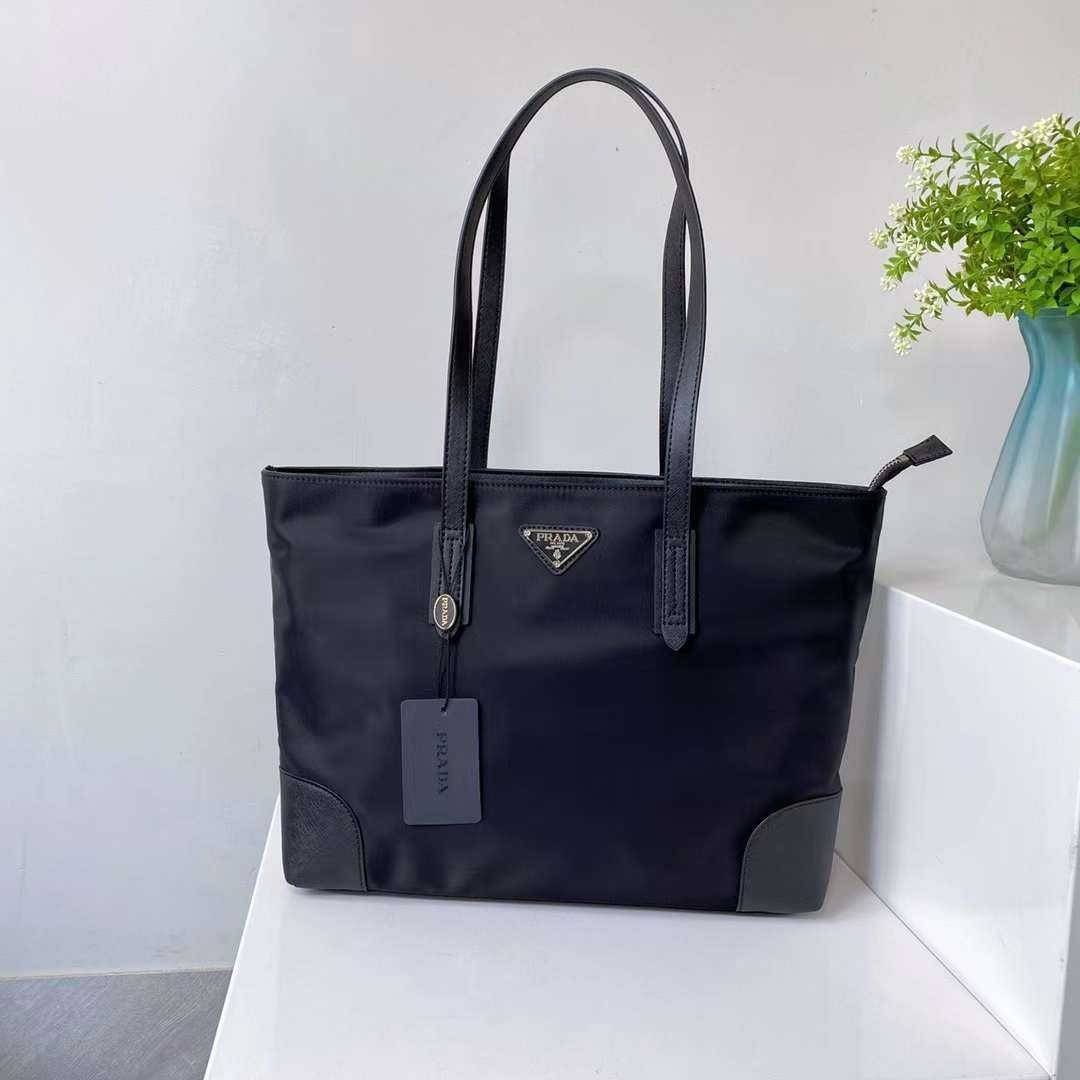 ซื้อ1ได้ถึง3 เซทสุดคุ้ม! SET PRADA TOTE BAG / PRADA SHOPPING BAG กระเป๋าเดินทางขนาดใหญ่ วัสดุ Nylon กันน้ำ อะไหล่เงิน ถือหรือสะพายไหล่ได้ น้ำหนักเบาจุของได้เยอะ เดินทางต่างจังหวัดได้สบายๆ