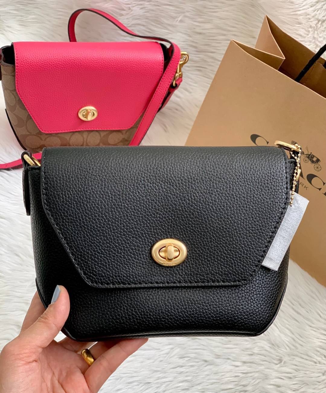 คอลเลคชั่นใหม่ ทั้งสวยทั้งคุณภาพค่ะ😘 COACH KARLEE CROSSBODY BAG 💐พร้อมส่ง ได้ไปไม่ผิดหวังแน่นอนค่ะ! สวยๆแบบคนดังระดับโลกกันค่าา กระเป๋าสะพายแบบครอสบอดี้ร์ หนังแท้นิ่มสวยงามมากๆค่ะ รูปทรงน่ารักกระทัดรัด เปิดปิดกระเป๋าแบบหมุนล็อค ภายในสามารถ