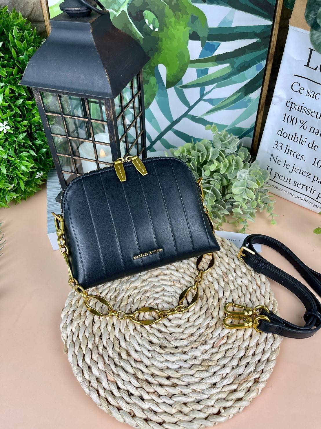 CHARLES & KEITH CHAIN HANDLE PANELLED CROSSBODY BAG กระเป๋าถือ/สะพายข้างทรงสวย วัสดุหนังเรียบแต่งดีไซน์ให้แปลกใหม่โดดเด่น โดยการปั๊มตัวกระเป๋า มีสายโซ่เพิ่มความสง่างามสามารถถือคล้องแขนหรือสะพายไหล่เก๋ๆได้ และยังมีสายสะพายยาวแบบหนังถอดและปรับสายได้อีก 1 เส