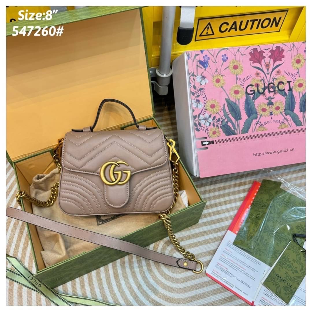 GUCCI GG Marmont mini top handle bag กระเป๋าสะพายข้างรุ่นคลาสสิค ดีไซน์ใหม่พร้อมหูจับในตัว ใช้งานง่าย สายสะพายยาวถอดได้ ถือออกงานก็ปัง สะพายเป็น Every Look ก็เลิศมาก สวยหรูดูแพง อัพลุคได้สบายๆ