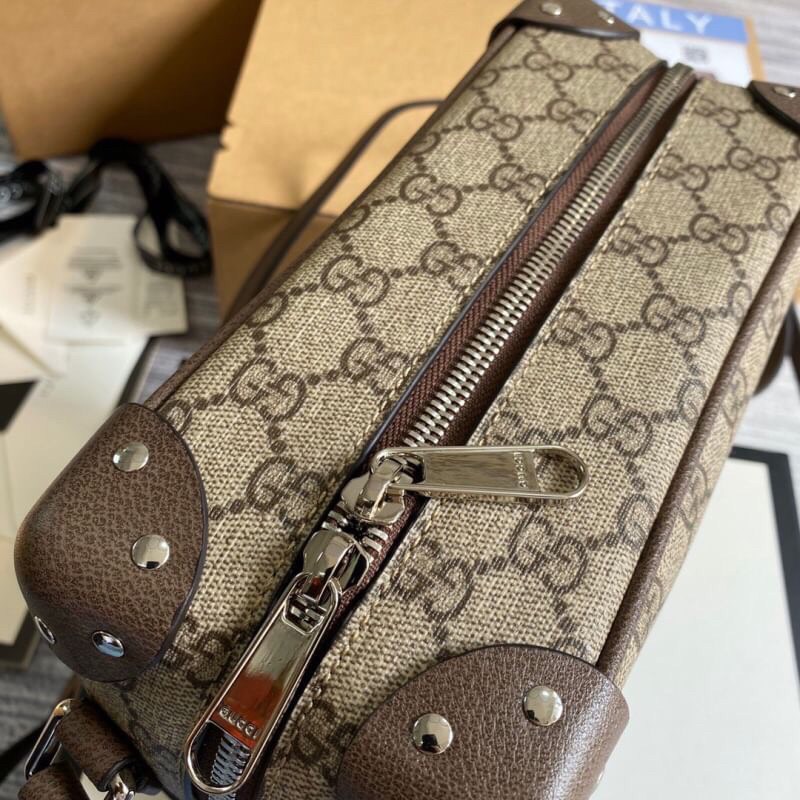 VIP 】หนังแท้ Gucci Box Type Sling Bag พร้อมส่งที่ไทย กระเป๋าสะพายดีไซน์ใหม่ ทรงกล่องคลาสสิคที่ดัดแปลงให้ดูนุ่มนวลและทันสมัย ใช้งานได้สะดวกคล่องตัวมากขึ้น ด้วยสายสะพายครอสบอดี้ วัสดุหนังแท้คุณภาพดี เปิด-ปิดด้วยตัวล็อคแน่นหนา ภายในโล่งกว้าง ถือเก๋ๆ ถ่ายรูปส