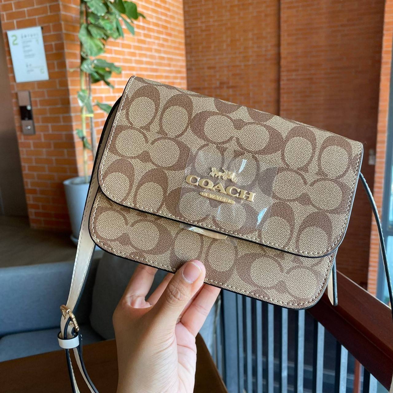 COACH C5592 MINI BRYNN CROSSBODY IN SIGNATURE CANVAS กระเป๋าถือ กระเป๋าสะพาย ไซร์มินิ ลุคคุณหนูสุดเก๋ จะถือเป็นครัชหรือสะพายเป็นครอสบอดี้สุดชิลๆได้หมด วัสดุหนังแคนวาสคุณภาพ ตกแต่งดีเทลหรูด้วยหนังแท้ อะไหล่สีทอง งานสวย เปิด-ปิด ด้วยตัวกด-ล๊อคแบบอัตโนมัติ ด