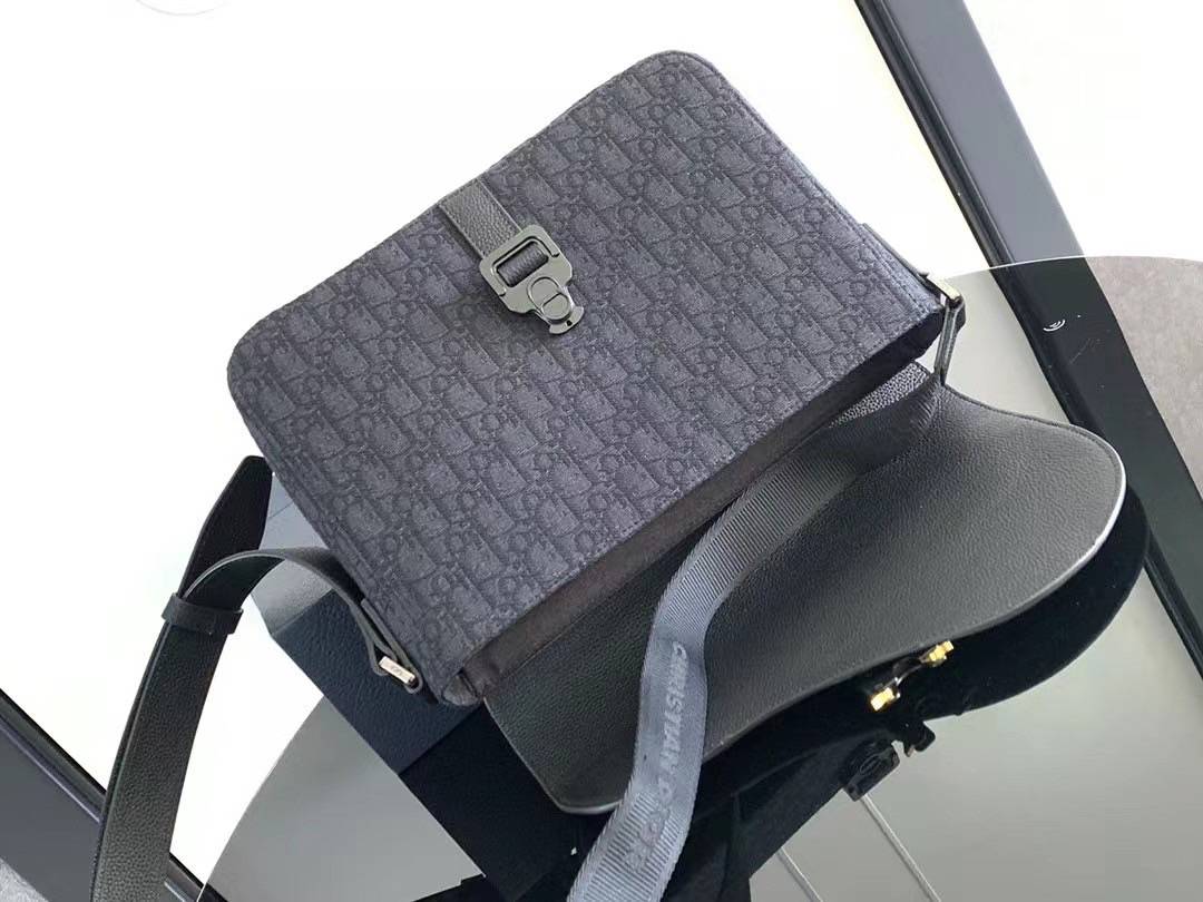 Large DIOR Saddle Messenger Bag with Flap 30cm กระเป๋าทรงแมสเซ็นเจอร์รุ่นยอดนิยม ท่านชายควรมีมากค่า ใบใหญ่จุของได้เยอะ สวยหรูดูดีมีระดับ ต้องยกให้รุ่นนี้เลยค่ะ
