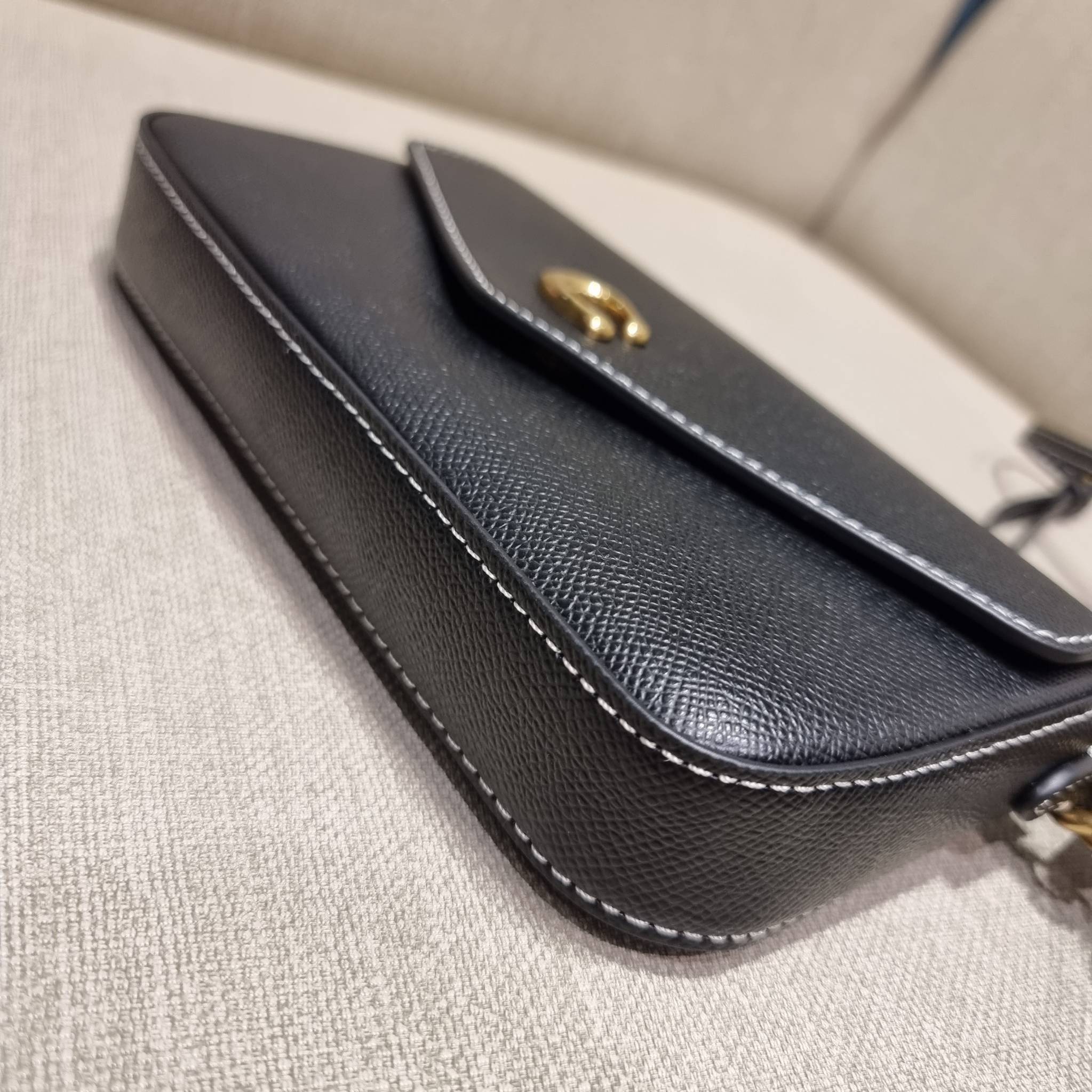 COACH C8439 WYNN CROSSBODY ใหม่ล่าสุด พร้อมเสิร์ฟความหรู ดูดีแบบน้อยแต่มาก กระเป๋าสะพายครอสบอดี้ ที่ซ่อนดีเทลดีงาม มีช่องเสียบบัตรแยกใช้ได้ หรือจะใส่ไว้ในกระเป๋า เพื่อแบ่งสัดส่วนให้ดูน่าใช้ วัสดุหนังวัวลายเกรน เส้นคมสวย เปิด-ปิดด้วยกระดุมแม่เหล็ก สะดวกใช้