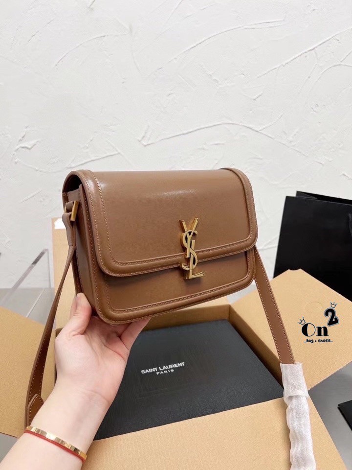 ไอเท็มขึ้นแท่น the best seller!! YSL SOLFERINO SATCHEL LEATHER / YSL crossbody bag กระเป๋าสะพายข้าง โลโก้โดดเด่น ดีเทลดูแพงด้วยตัวล็อค ใช้งานง่าย แน่นหนา งานหนังสวยเต็มใบ ภายในเป็นช่องโล่ง ใส่ของสำคัญได้เลยสบายๆ สายสะพายครอส ปรับใช้ได้ตามตัว ใบจริงสวยคม ร
