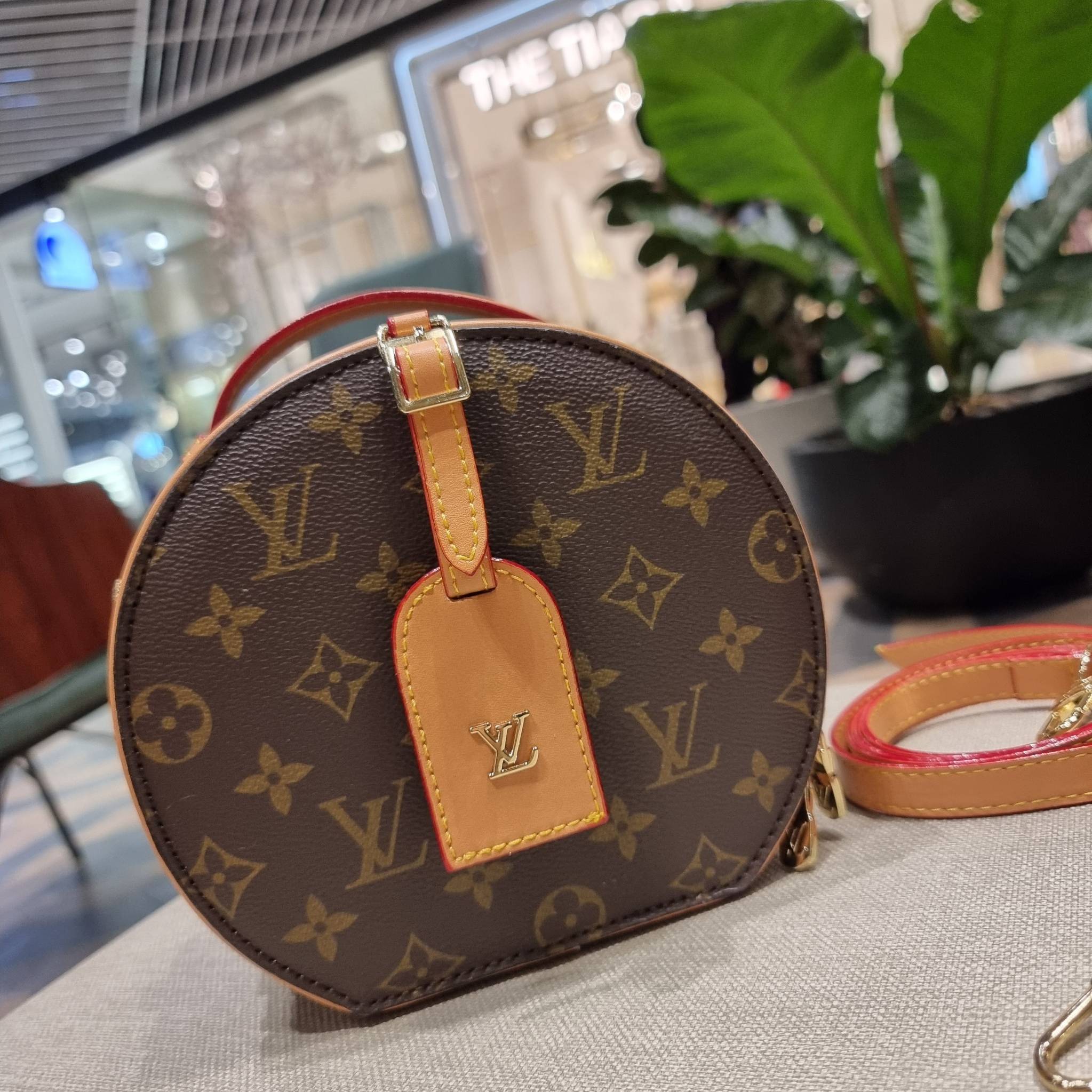 LV CROSSBODY ROUND BAG / LV BOITE CHAPEAU สุดยอดของรุ่นที่ฮิตตลอด กระเป๋าสะพาย สวยอยู่ทรง ผู้ดีมากๆ วัสดุหนังแคนวาสคุณภาพ โดดเด่นด้วยรูปทรงเอกลักษณ์ มาพร้อมแท็กหนังห้อย เพิ่มความแพงไปอีก เปิด-ปิดด้วยซิป ภายในเป็นช่องโล่ง สวยไปอีกหนึ่ง มีสายสะพายครอสให้ ปร
