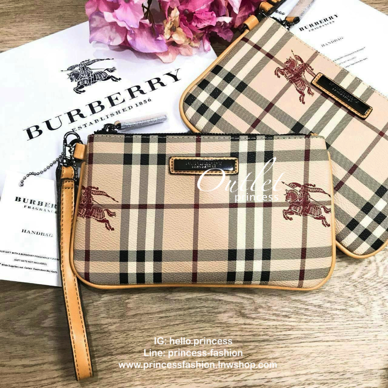 BURBERRY FRAGRANCES WRISTLET Gift With Purchase (GWP) Limited พรีเมี่ยมกิ๊ฟของแท้จากเคาน์เตอร์น้ำหอม BURBERRY วัสดุหนังเรียบลาย Signature คลาสสิคประดับโลโก้ มาพร้อมสายคล้องมือ เปิดปิดด้วยซิปภายในมีโลโก้ มีช่องใส่บัตร ใส่แบงก์พัน บัตร เครื่องสำอางค์ ใส่มือ