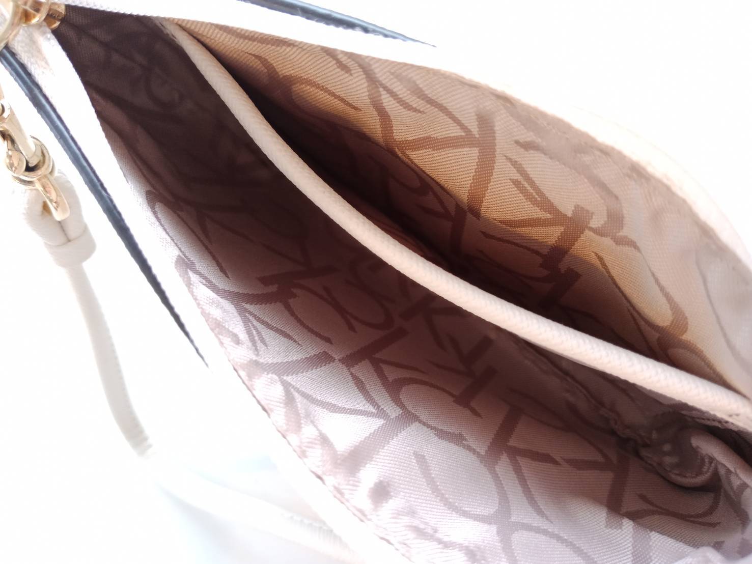 New must have item! กระเป๋าคล้องมือ ทรงน่ารัก จากแบรนด์ calvin klein มีมาให้ช้อปคะ หนัง pvc ทั้งใบอย่างดี มีสายคล้องมือเก๋ ด้านหน้าตกแต่งด้วยโลหะปั้มแบรนด์ เปิดปิดด้วยซิป ด้านในบุด้วยผ้าปั้มแบรนด์ มีช่องใส่บัตรแยก จะใส่ธนบัตรหรือบัตร ก็พกติดตัวในวันสบายๆ