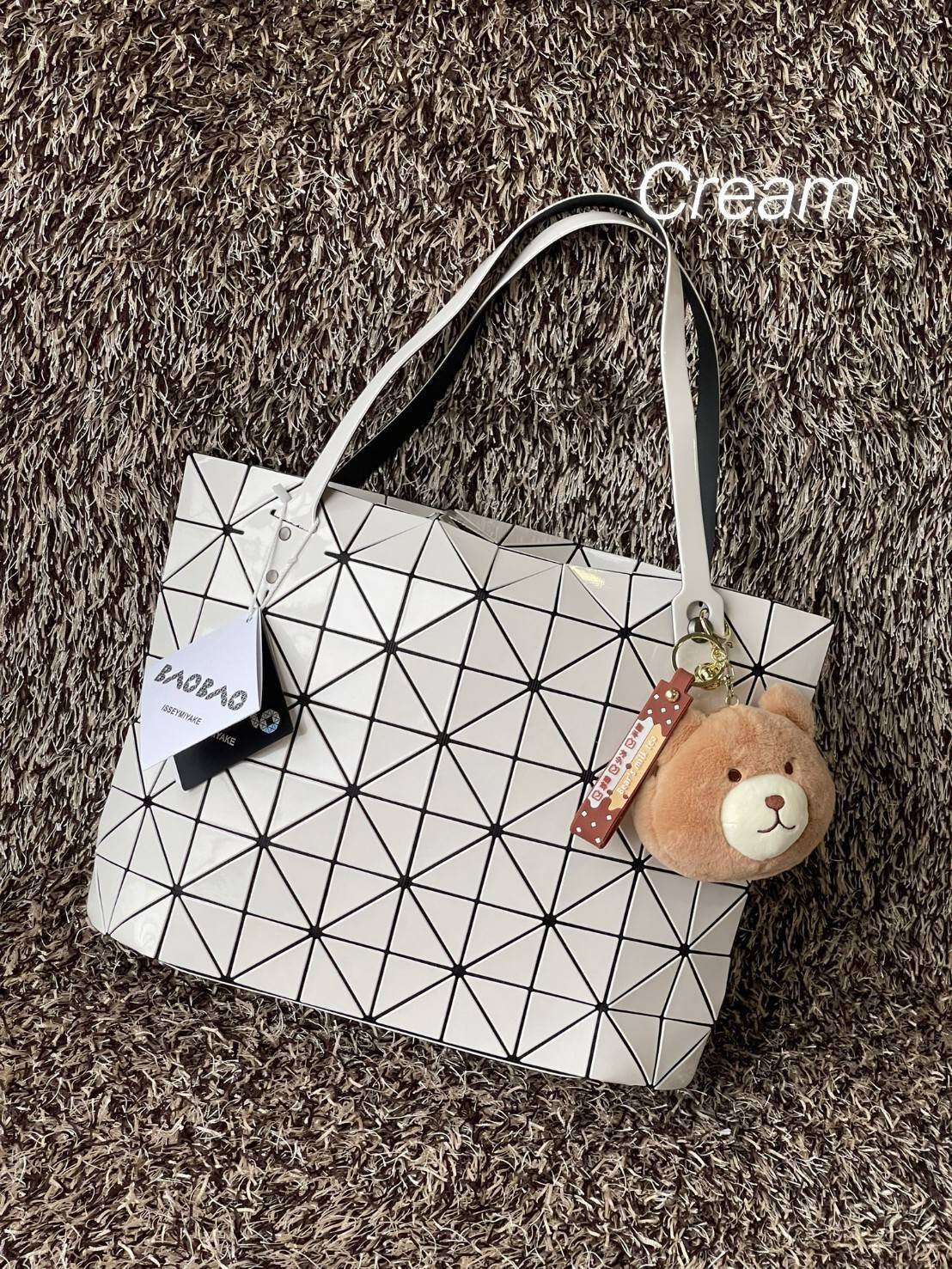 Bao Bao Issey Miyake ROCK MATTE ซีรีส์นี้จะเป็นทรงสี่เหลี่ยมผืนผ้า มีซิปปิดด้านบน ถือเป็นรุ่นที่เหมาะกับการใช้งานในชีวิตประจำวัน สามารถพับมุมและบริเวณด้านล่างของกระเป๋าเพื่อเพิ่มความสะดวกสบายในการใช้งาน ทั้งยังช่วยให้วางกระเป๋าในแนวตั้งได้อีกด้วย แผ่นต่อส