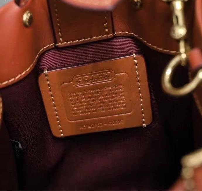 COACH MINI CASHIN TOTE ((C4828)) 💥พร้อมส่งที่ไทยรุ่นใหม่ล่าสุดค่ะ! กระเป๋าขนาดมินิ หนังแท้ หนังนิ่มสวย น่าใช้มากๆค่ะ ปากกระเป๋าแบบแม่เหล็ก ภายในสามารถใส่กระเป๋าเงินใบกลางได้;มือถือแบบตั้งได้ทุกรุ่น;ของจำเป็นจุกจิกสาวๆได้หลายอย่างนะคะ;พร้อมช่องเสีย