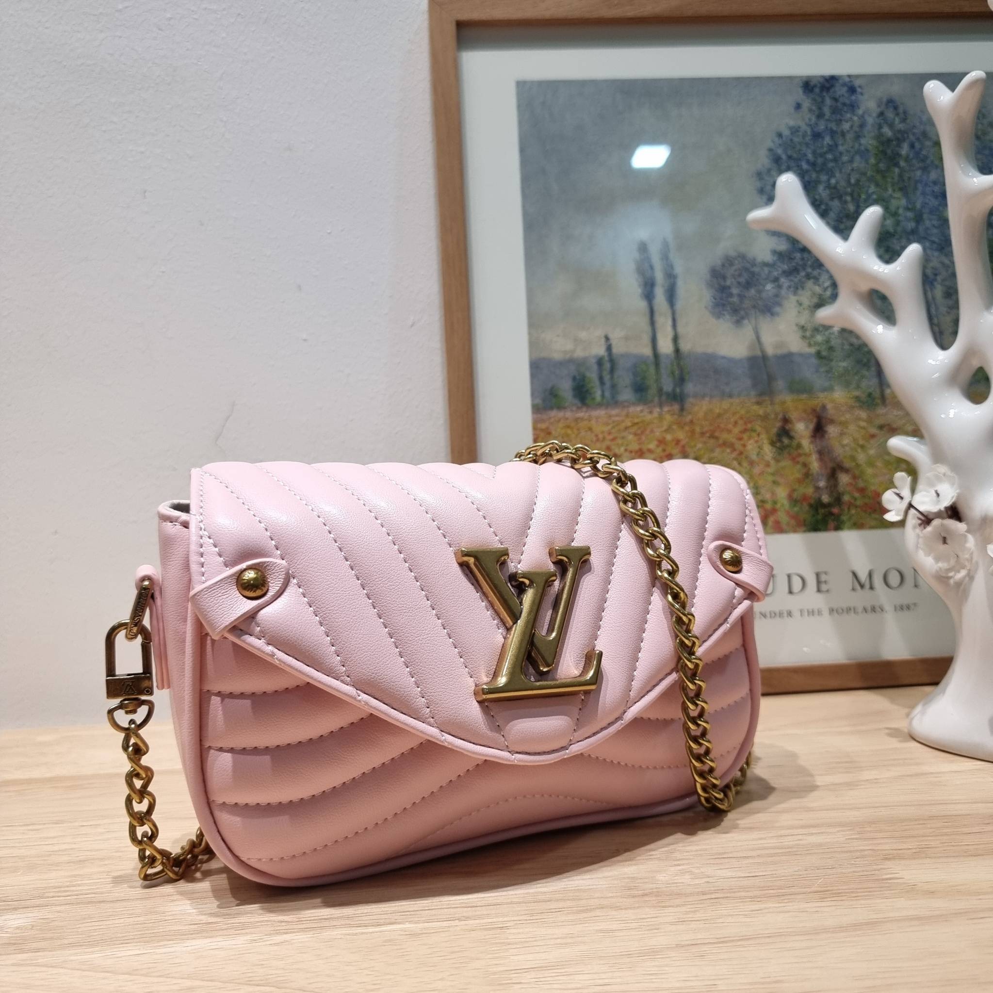 LV new wave pochette multi bag กระเป๋าสะพายมัลติฟังก์ชั่น มาพร้อม box set รับรองว่าดีงาม ลูกเล่นคลาสสิคผสานความวินเทจ มีสายสะพายให้ 2 เส้น และกระเป๋าใบลูก เล็กน่ารัก