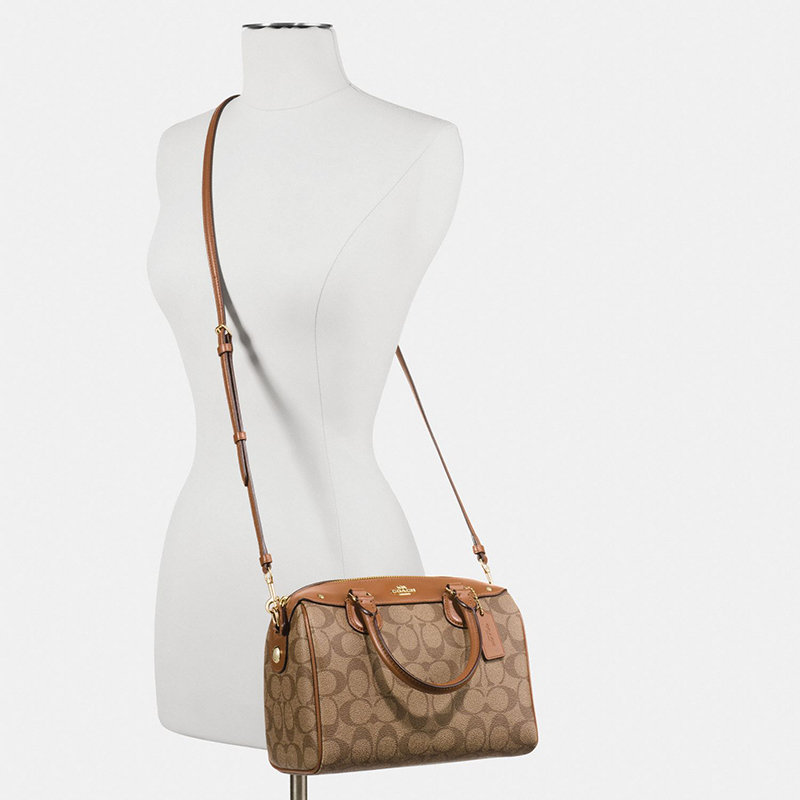 COACH F32203 MINI BENNETT SATCHEL IN SIGNATURE CANVAS กลับมาอีกครั้ง!! กับกระเป๋าทรงหมอนยอดฮิต 🥳 มีกี่สีก็ขายหมด วัสดุหนังแคนวาสเคลือบลาย ทรงสวยใช้งานได้ทุกโอกาส ภายในโล่งกว้างใส่ของได้เยอะ มีหูจับในตัว และสายสะพาย crossbody ปรับได้ตามตัว ใบนี้ไม่