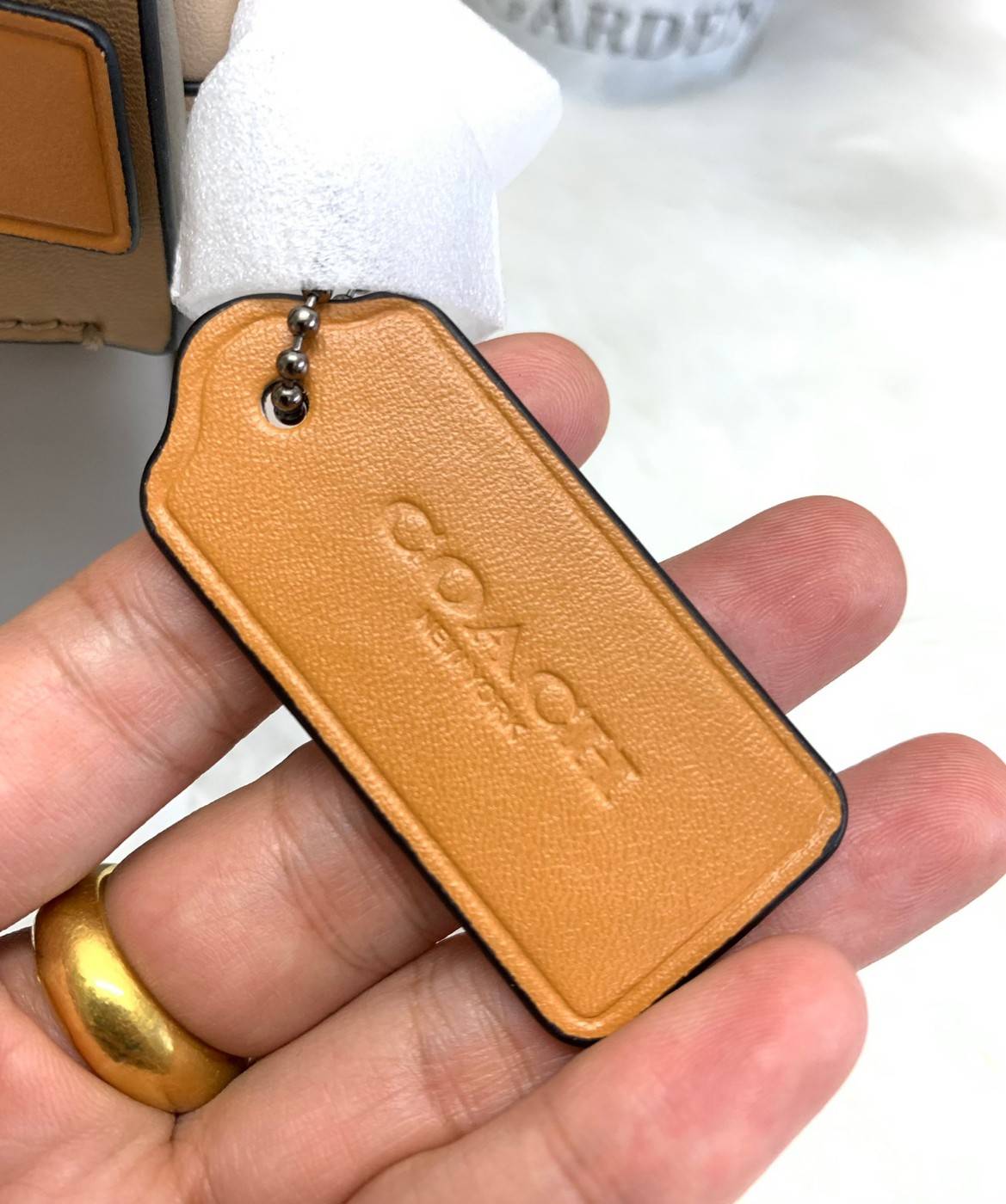 COACH ACADEMY CROSSBODY IN SIGNATURE WITH VARSITY ZIPPER ((768, 960)) พร้อมส่งที่ไทยอีกครั้ง! ได้ไปหลงรักแน่นอนค่ะ😘 กระเป๋าสะพายครอสบอดี้ร์ของคุณผู้ชาย((สาวหล่อใช้ก็สวยทีเดียว)) หนังแท้อย่างดี หนังนิ่มมือดีค่ะ