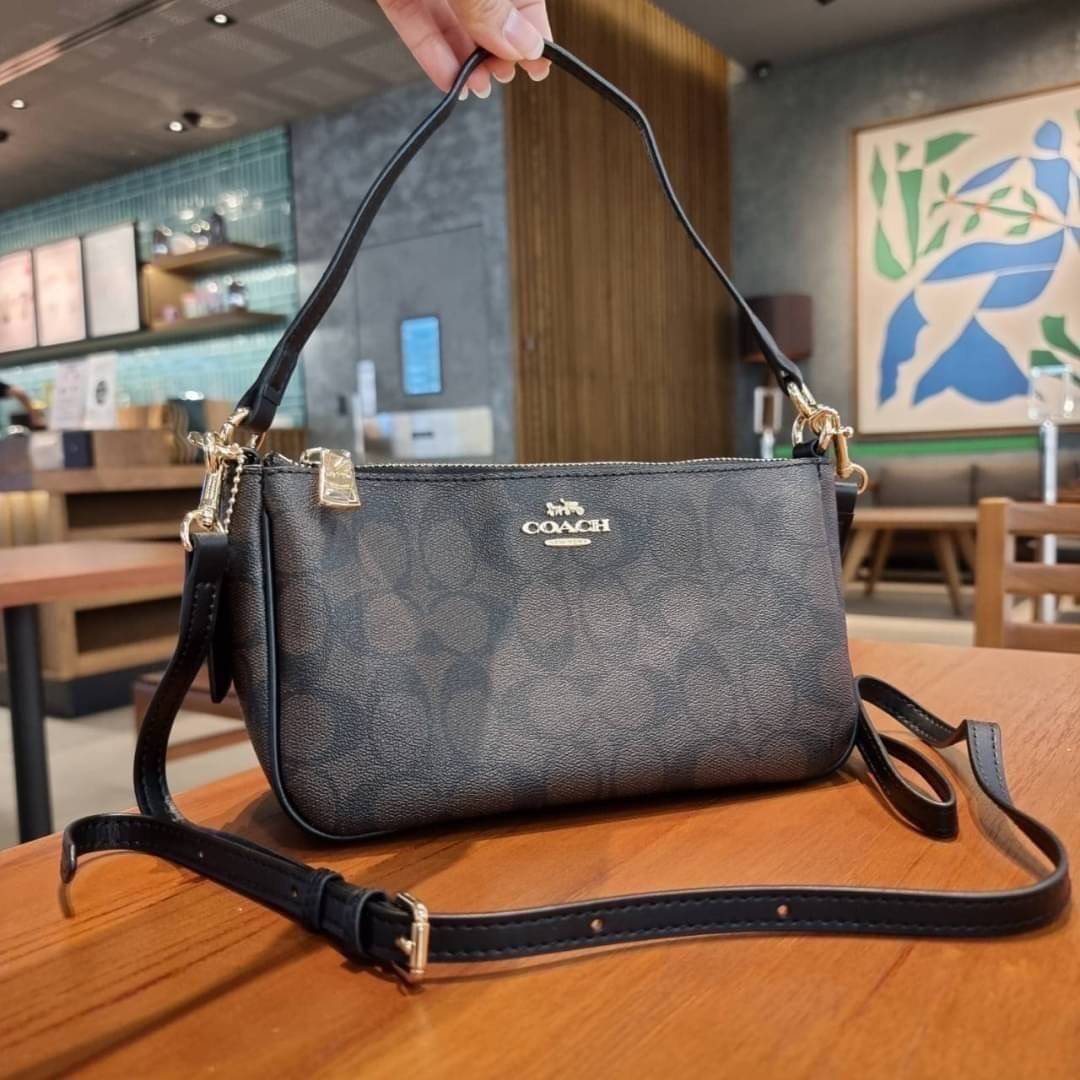 COACH F58321 TOP HANDLE POUCH อีกรุ่นฆ่าไม่ตาย!! 😎 ขายดีขายหมด ขายรวยขายปังๆ!! กระเป๋าพอชจากโค้ช ทรงใช้งานง่าย สะดวก กะทัดรัด วัสดุหนังแคนวาสเคลือบคุณภาพดี มาพร้อมสายคล้องในตัว และสายสะพาย crossbody ปรับเปลี่ยนได้ตามสไตล์ อีกหนึ่งไอเท็มที่สาวๆต้อง