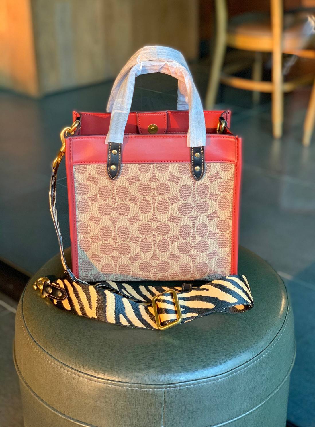 COACH LUNAR NEW YEAR FIELD TOTE 22 IN SIGNATURE CANVAS WITH TIGER REXY ((C7767)) 📌พร้อมส่งที่ไทย ต้อนรับปีเสือนี้กันค่าา! กระเป๋าทรงTote หนังแท้สวย 🔺ด้านหน้า สกรีนลาย Tiger Rexy อันเป็นสัญลักษณ์ประจำปีกันเลยค่ะ ปากกระเป๋าเปิดปิดแบบกระดุมแม