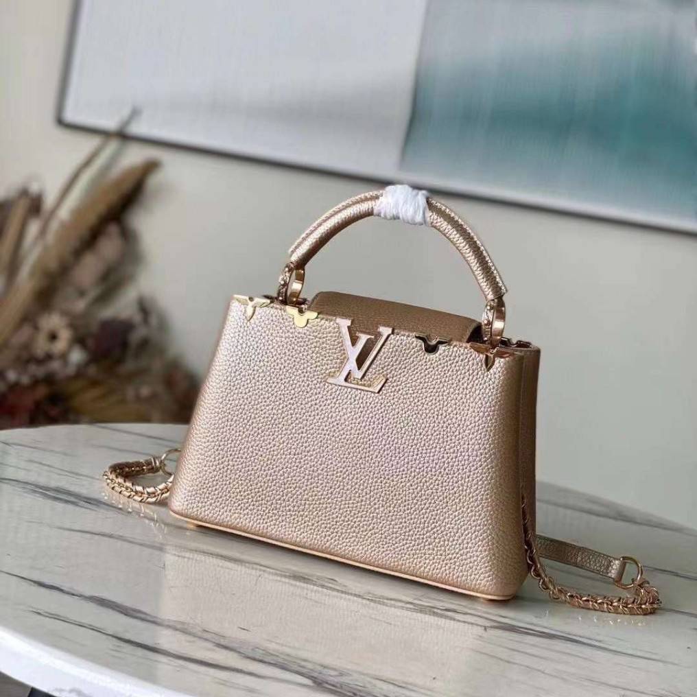 LV Capucines BB Gold Luxury Bag 27cm เกรดท็อปออริจินอล มีความละเอียดของเนื้องานมากที่สุด ปราณีตตรงปกทุกใบ ใช้สลับของแท้ได้ ใช้งานต่างประเทศได้ เข้าออกผ่านทุก ตม. สุดยอดเดอะเบสท์ไอเท็ม สวยหรู ผู้ดี หรูหรา ดูแพงมาแต่ไกล