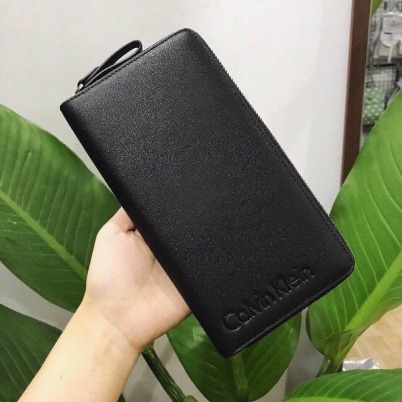 Calvin Klein Long Wallet กระเป๋าสตางค์ใบยาวซิปรอบ ภายในมีช่องใส่ธนบัตร ช่องใส่บัตรหลายช่อง และช่องซิปสำหรับใส่เหรียญ จะมอบเป็นของขวัญก็เหมาะค่ะ