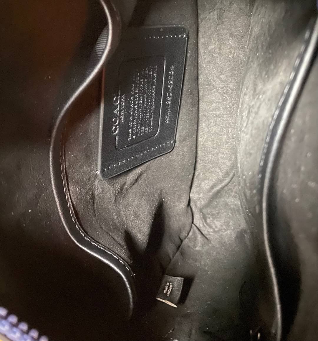 COACH ACADEMY CROSSBODY WITH HORSE AND CARRIAGE PRINT (COACH 89084) ผ้าใบเคลือบพิมพ์ลายและหนังกรวดขัดเงา ภายในกระเป๋ามัลติฟังก์ชั่น| ปิดด้วยซิป ซับในผ้า ด้านนอกมีซิปและกระเป๋าสลิป สายสะพายถอดได้