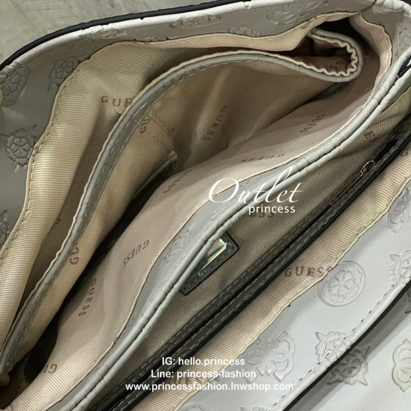 💕GUESS JANELLE CONVERTIBLE CROSSBODY BAG กระเป๋าสะพายข้างรุ่นใหม่ชนช้อปจากGuess สะพายได้ทั้งสายคู่และสายเดี่ยว สายสะพายโซ่ต่อหนังไม่เจ็บบ่า โลโก้ด้านหน้าตัวนูนเด่นชัด วัสดุหนังpu ลาย signature รอบใบ เปิดปิดด้วยกระดุมแม่เหล็กและซิป ภายในมีช่องซิปให