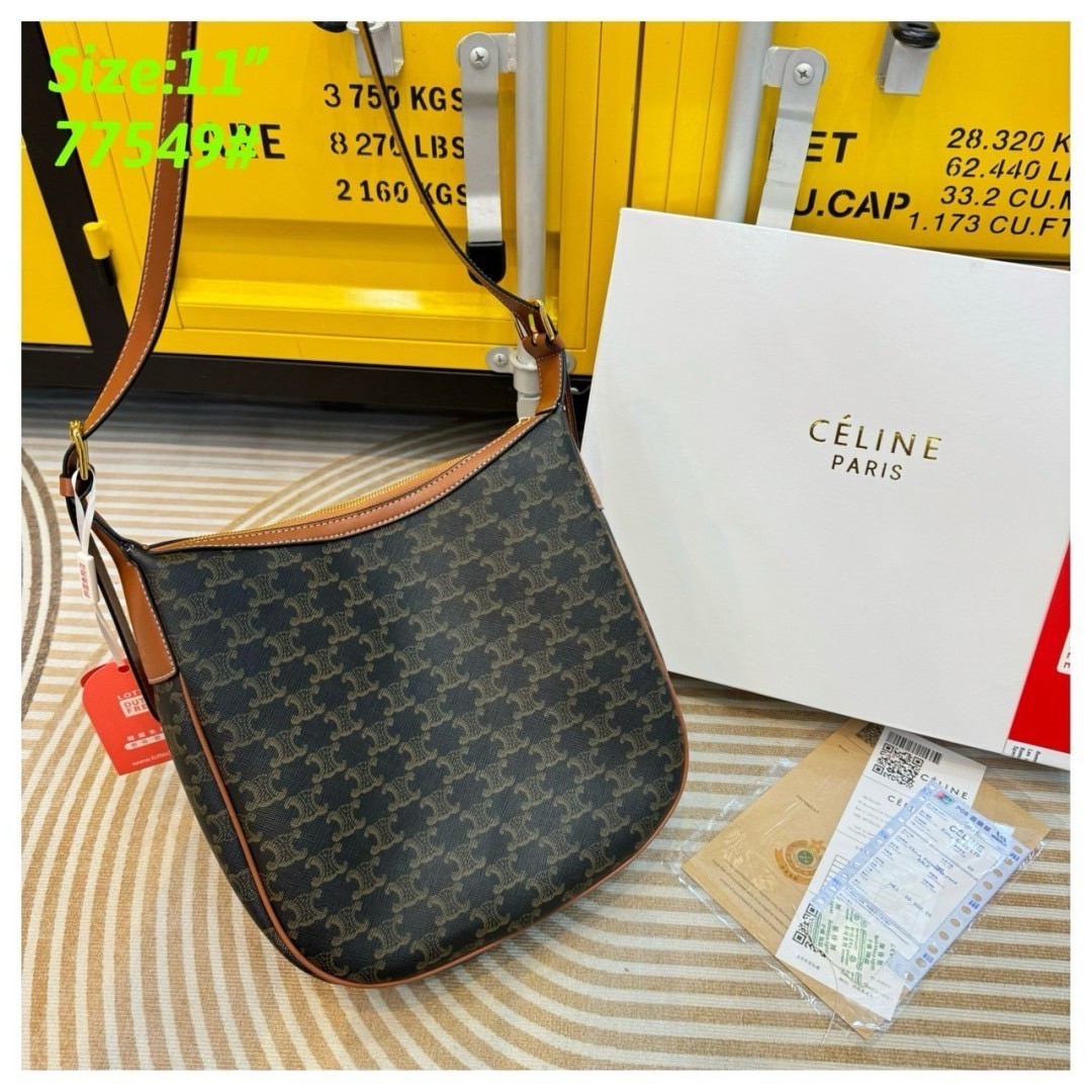 CELINE HELOÏSE CUIR TRIOMPHE Small Bag in Triomphe Canvas กระเป๋าสะพายทรงโฮโบ คอลเลคชั่นใหม่ ฮิตข้ามปี ใบใหญ่จะสัมภาระได้เยอะ รูปทรงใช้งานง่ายที่สุด สายสะพายในตัว สวยหรูผู้ดี