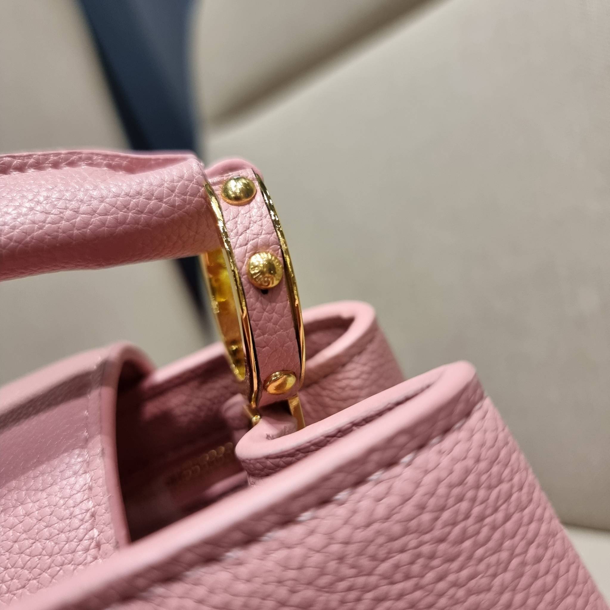 LV capucines top handle ที่สุดของความสวยในราคาเบาๆ กระเป๋าถือสุดหรู ดีไซน์ทรงคลาสสิค พร้อมลวดลายหรูหรา มาพร้อมหูจับในตัว ด้วยรูปทรงวินเทจและวัสดุหนังลูกวัว สัมผัสดี ขับผิว ทำให้ไอเท็มนี้สะกดทุกสายตาจริงๆ และยังมีลูกเล่นที่ฝาปิดกระเป๋า ที่สามารถปิด หรือสอด