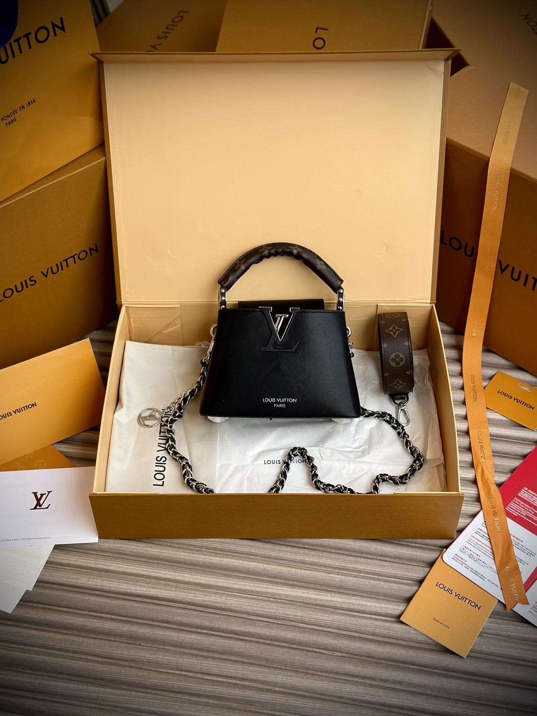 LV Capucines East-West Mini Bag กระเป๋าถือสุดหรู ดีไซน์สวยสีดำคลาสสิค ไซส์มินิดีงามม้ากกกก!! มาพร้อมหูจับในตัว ด้วยรูปทรงวินเทจ ทำให้ไอเท็มนี้สะกดทุกสายตาจริงๆ