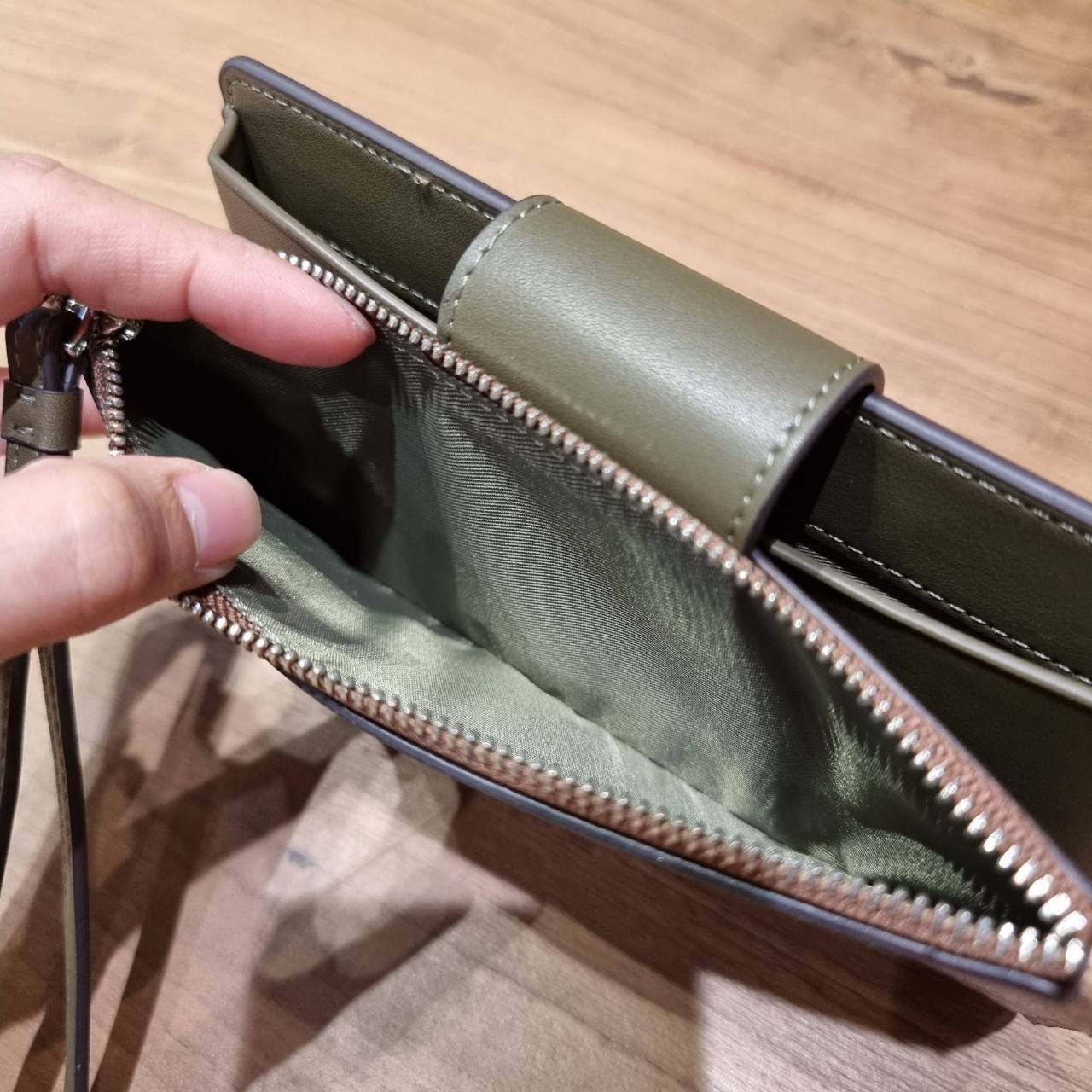 พร้อมส่ง 7 สี COACH C2874 TECH WALLET IN COLORBLOCK SIGNATURE CANVAS จัดให้สีใหม่ก่อนใคร!! ดีไซน์ใหม่ คอลเลคชั่นสวยหรู กระเป๋าสตางค์พร้อมสายคล้องมือ ง่ายต่อชีวิตมากจ้า!! มันดีอะไรเบอร์นี้ ใส่ได้ทั้งบัตร และโทรศัพท์ก็ใส่ได้ทุกรุ่น แถมยังมีช่องซิปแยกไปอีก ช