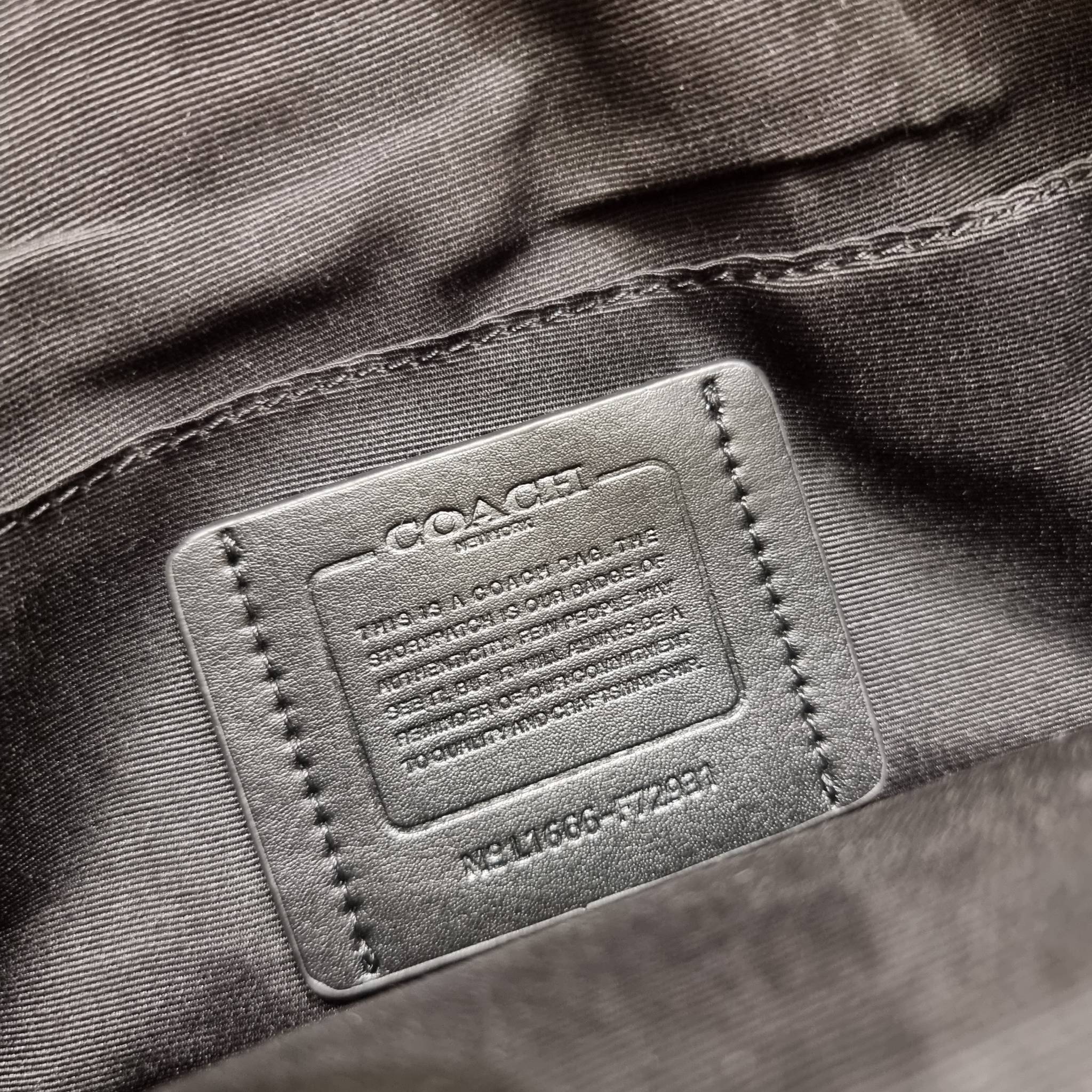 COACH F72931 TERRAIN BELT BAG IN SIGNATURE CANVAS กระเป๋าคาดอก ดีไซน์สุดเท่ มองยังไงก็ไม่มีเบื่อ ด้วยรูปลักษณ์ และความคลาสสิค ผสานกันอย่างลงตัว วัสดุหนังแคนวาสสลับหนังแท้ มีช่องซิปแบ่งเป็นสัดส่วน ด้านหลังบุนวมและมีช่องซิปไปอีก!! ภายในโล่งกว้าง ใส่กระเป๋าส