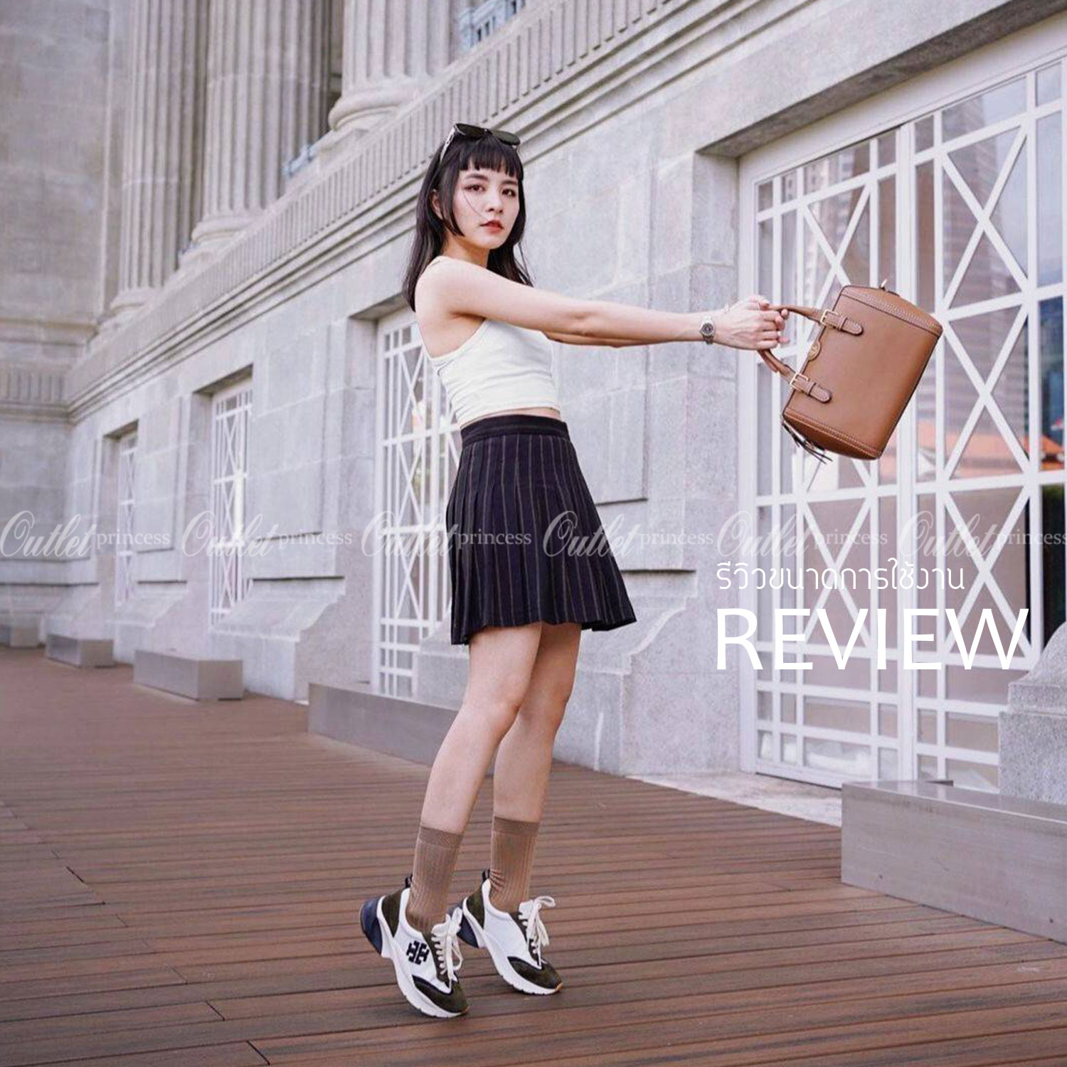 TORY BURCH FACTORY BOSTON BAG กระเป๋าถือหรือสะพายรุ่นใหม่ล่าสุดจาก TORY BURCH FACTORY วัสดุ Calf Skin หนังเรียบสวยอยู่ทรงดีไซน์โดดเด่นทรง Boston เปิดปิดด้วยซิปสะดวกใช้ขนาดกำลังดีใส่กระเป๋าสตางค์ยาว มือถือของใช้ได้เยอะ หูหิ้วจับถนัดมือสายสะพายยาวถอดปรับได้