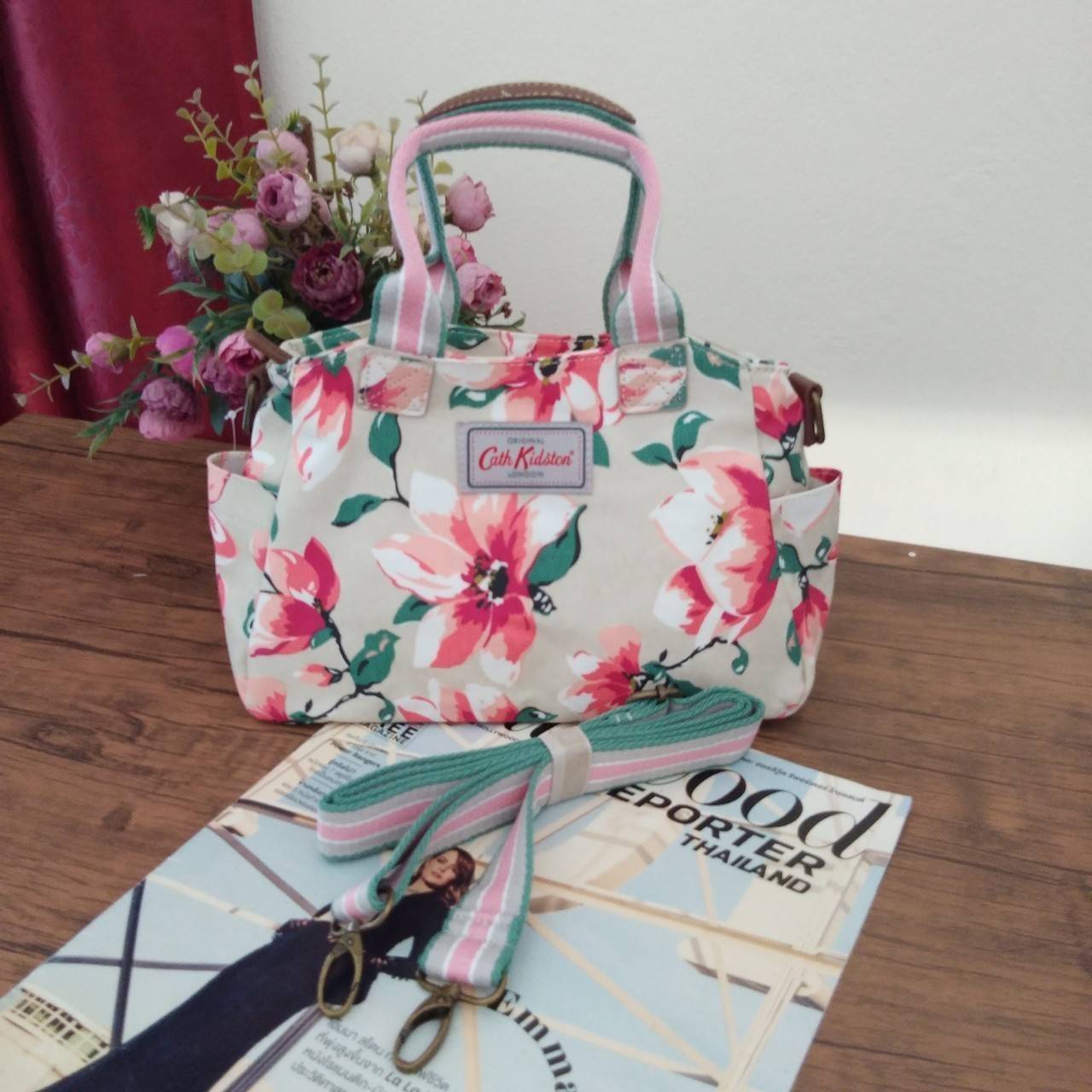 Cath Kidston กระเป๋าถือหรือสะพายข้างสไตล์วินเทจ น้ำหนักเบา เปิดปิดกระเป๋าด้วยซิป ด้านหน้าประดับโลโก้ Cath Kidston ด้านข้างมีช่องเล็กใส่ของ