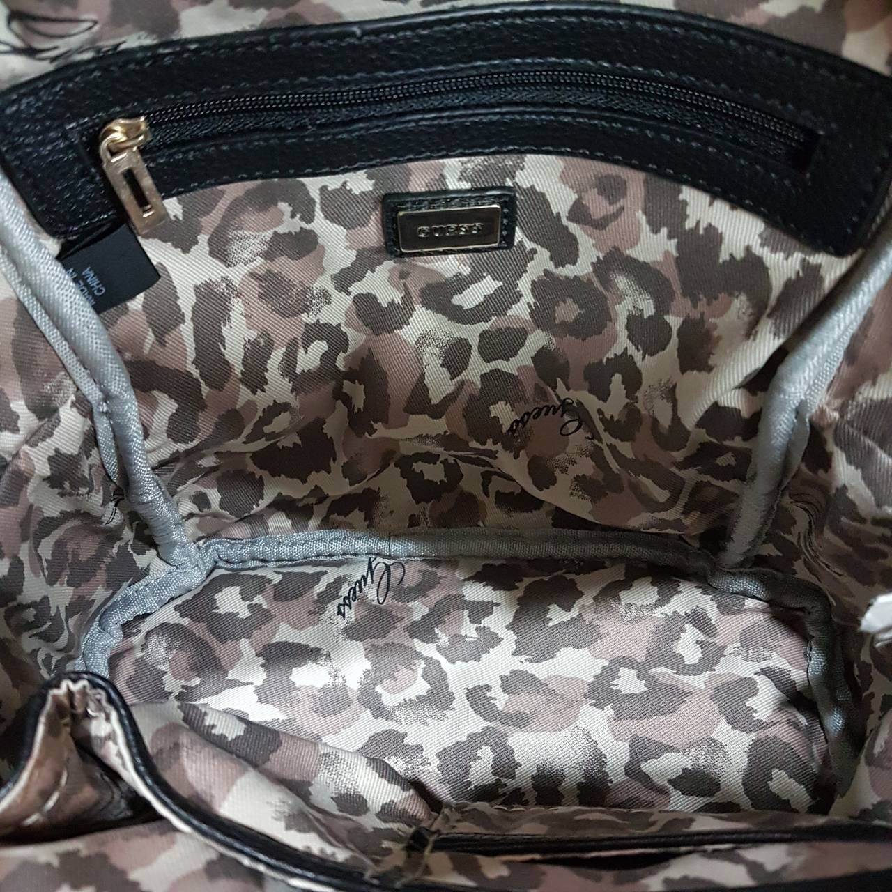 GUESS CANSON BACKPACK ของแท้❗️กระเป๋าเป้หนังเนื้อนิ่มสัมผัสคล้ายหนังแท้ ด้านหน้าแต่งหมุดกิ๊ปเก๋ เปิดปิดด้วยซิปสะดวกใช้ ด้านในบุผ้าแบรนด์ มีช่องใส่ซิปและช่องใส่ของจุกจิก ขนาดกำลังดีค่ะ น้ำหนักเบา สีสวย สายสะพายปรับได้ฟรีเลยค่าใบนี้ แนะนำมากๆค่า