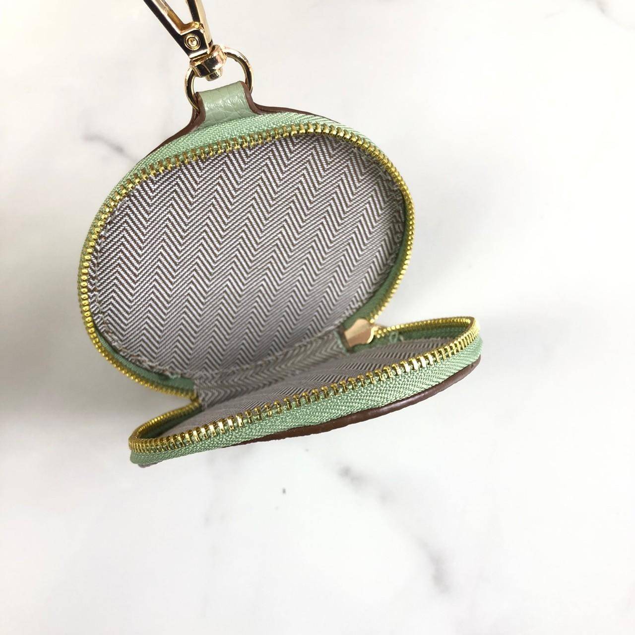 กระเป๋าถือ หรือสะพาย TORY BURCH เปิด - ปิดกระเป๋าด้วยซิป ด้านในมีช่องใส่ของ 1 ช่อง มาพร้อมสายสะพายยาว สามารถถอดและปรับได้ Free Size ค่ะ