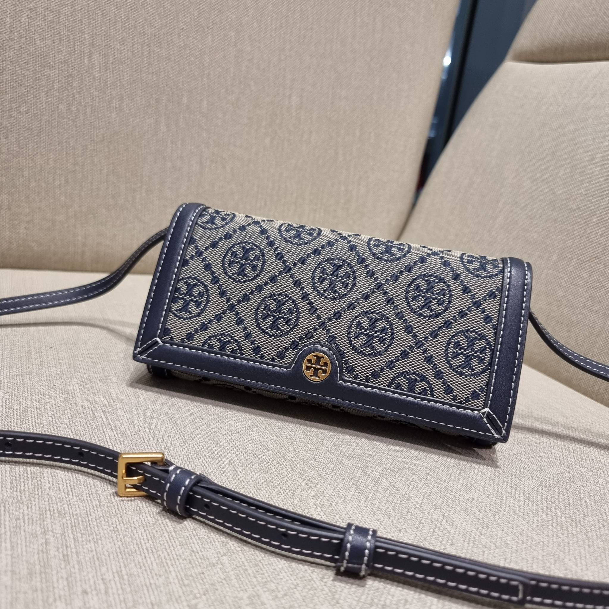 TORY BURCH T MONOGRAM JACQUARD CROSSBODY WALLET best seller ของคอลเลคชั่นนี้ ต้องไม่พลาด กับกระเป๋าสะพายกึ่งกระเป๋าสตางค์ ที่ช่วยให้ชีวิตง่ายขึ้น วัสดุผ้า jacquard ตัดสลับหนังแท้ เปิด-ปิดแบบฝาปิดแม่เหล็ก ภายในใส่ธนบัตรได้ มีช่องใส่บัตร และยังมีช่องซิปอีกด
