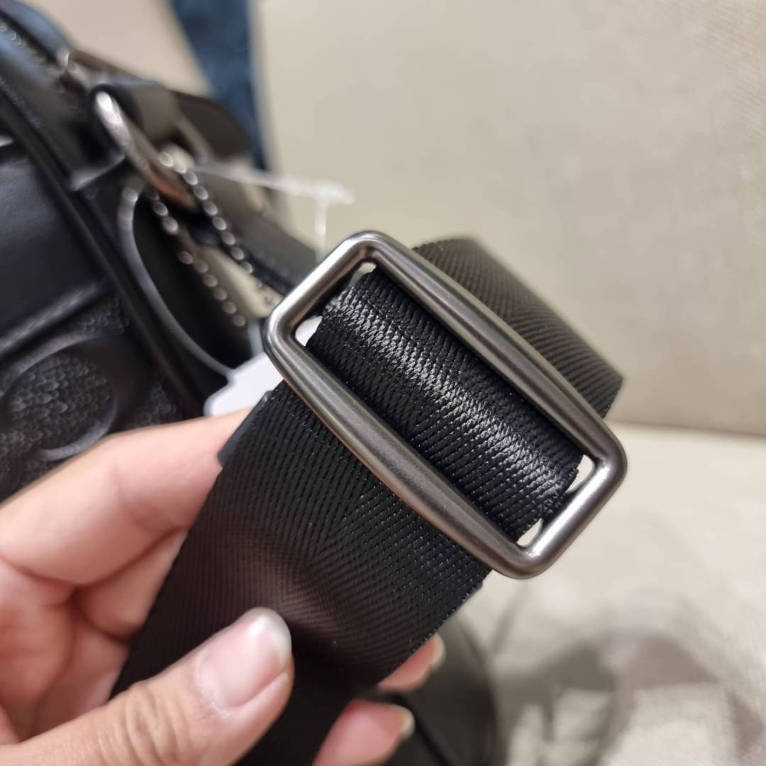 COACH F28455 CHARLES CAMERA BAG IN SIGNATURE LEATHER รุ่นสุดฮิตที่หนุ่มๆเค้ารู้กัน กับกระเป๋าสะพายข้างทรงแมสเซนเจอร์ ที่อัพเลเวลความหรูด้ายลายปั๊มซิกเนเจอร์นูน บนวัสดุหนัง crossgrain ตัดสลับด้วยหนังแท้ สัมผัสดีทั้งใบ มีช่องซิปให้ด้านหน้า และช่องย่อยด้านหล