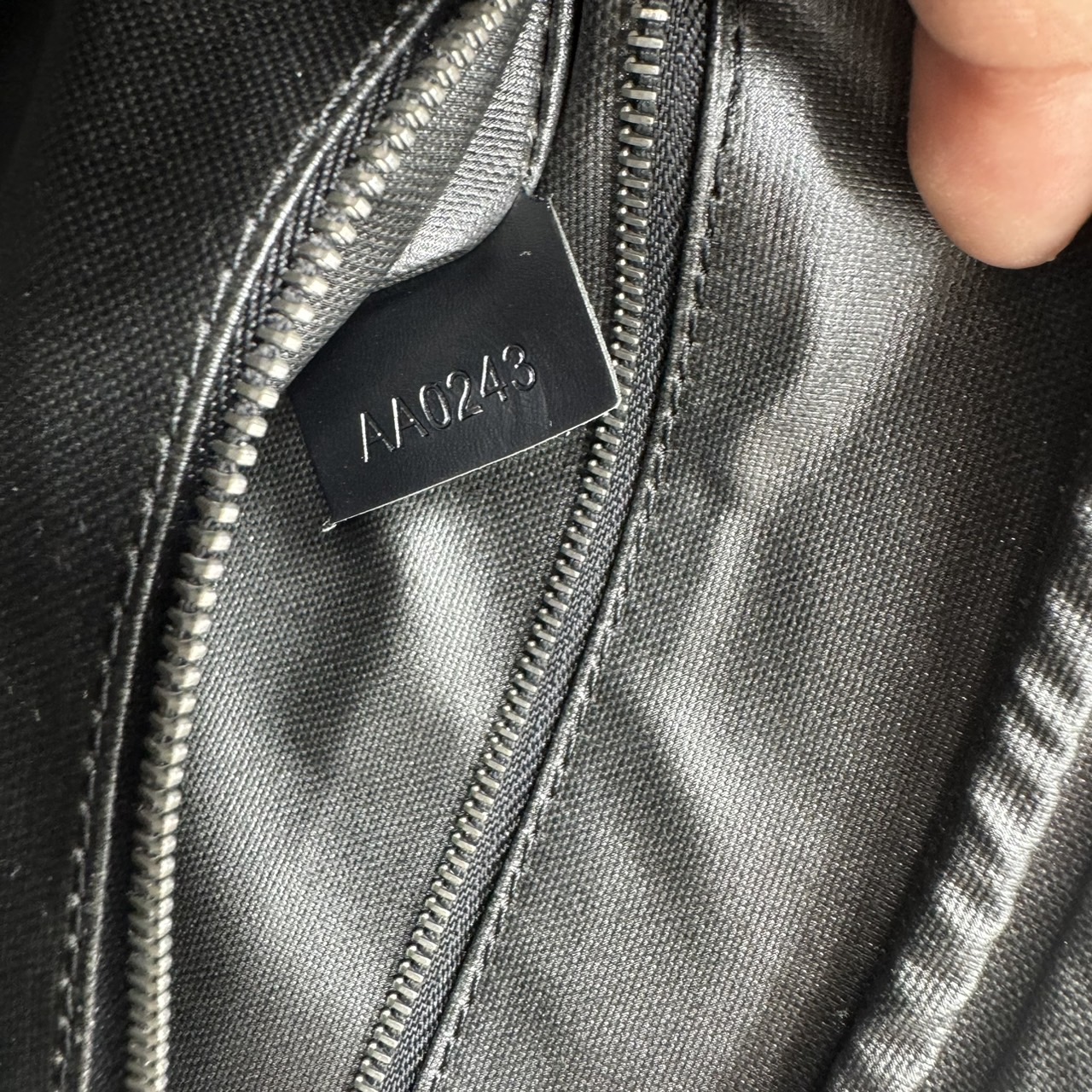 LV Clutch LV Dopp Kit Toilet Pouch Monogram / Damier Graphite Canvas กระเป๋าถือทรงพอชหรือคลัช เกรดออริ ท็อป 1:1 เกรดดีสุด แคนวาสแท้สวย ใช้งานต่างประเทศได้