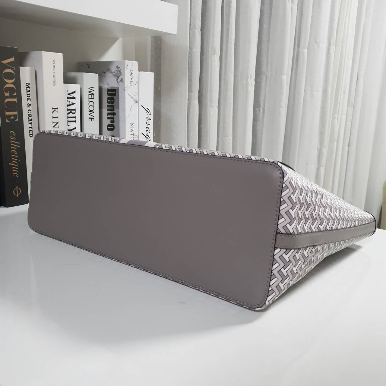 TORY BURCH T LINK TOTE BAG กระเป๋าสะพายไหล่ทรงช้อปปิ้ง ทรงคลาสสิค ฮิตตลอดกาล ทรงสวยขนาดกำลังดี ตัวกระเป๋า วัสดุหนัง PU ด้านหน้าติดโลโก้แบรนด์มาพร้อมที่คล้องกุญแจ ตัดแถบเส้นลายกราฟฟิค เปิดปิดด้วยกระดุมแม่เหล็ก ภายในมีช่องแยกลายแบรนด์สวยงาม โล่งกว้าง ภายในบ