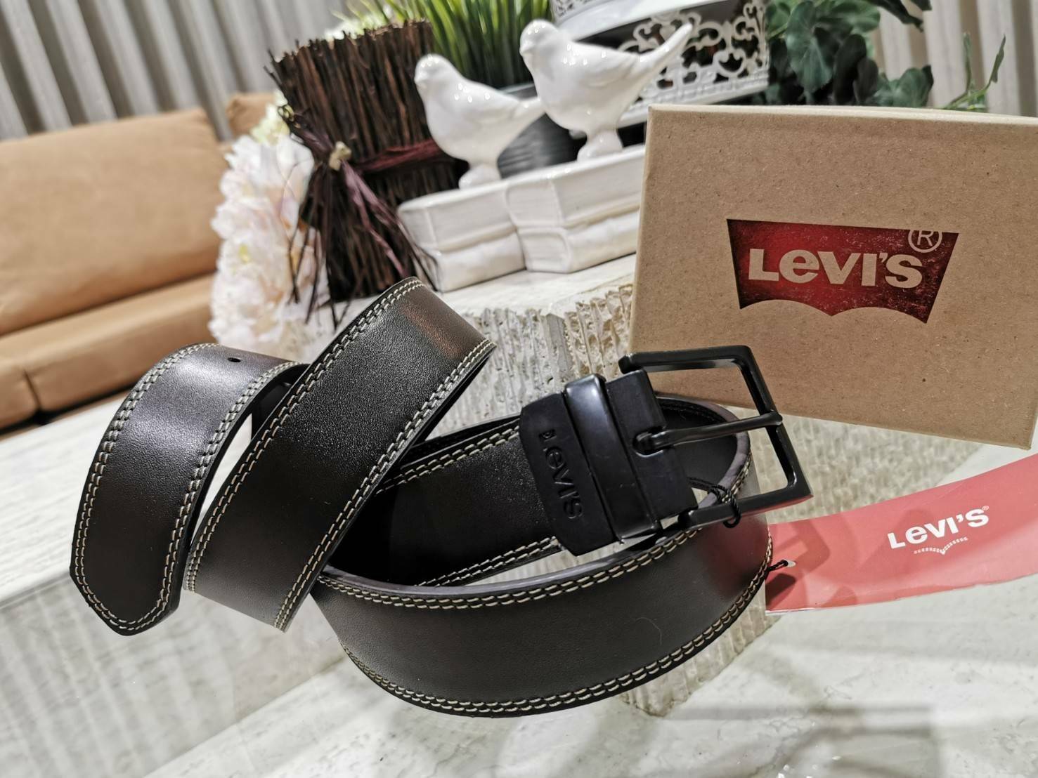 Levie's men reversible Leather Belt Gift Box รุ่นยอดนิยมสายเข็มขัดด้านหนึ่งเป็นสีดำอีกด้านเป็นสีน้ำตาลสามารถสลับด้านใช้ได้ หัวเข็มขัดอะไหล่โลหะปั้มโลโก้สามารถปรับพลิกหน้าหลังได้ดีไซน์คลาสสิคเข้าได้กับทุกชุดสายสามารถปรับได้หลายระดับ แข็งแรงทนทานสินค้า