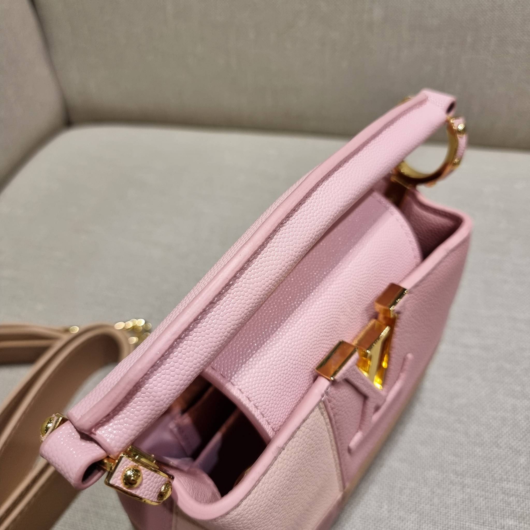LV capucines mini top handle VIP ที่สุดของความสวยในราคาเบาๆ กระเป๋าถือสุดหรู ดีไซน์ทรงคลาสสิค ที่รอบนี้มาในไซส์มินิ ดีงามม้ากกกก!! มาพร้อมหูจับในตัว ด้วยรูปทรงวินเทจและวัสดุหนังลูกวัว ขับผิว ทำให้ไอเท็มนี้สะกดทุกสายตาจริงๆ และยังมีลูกเล่นที่ฝาปิดกระเป๋า ท