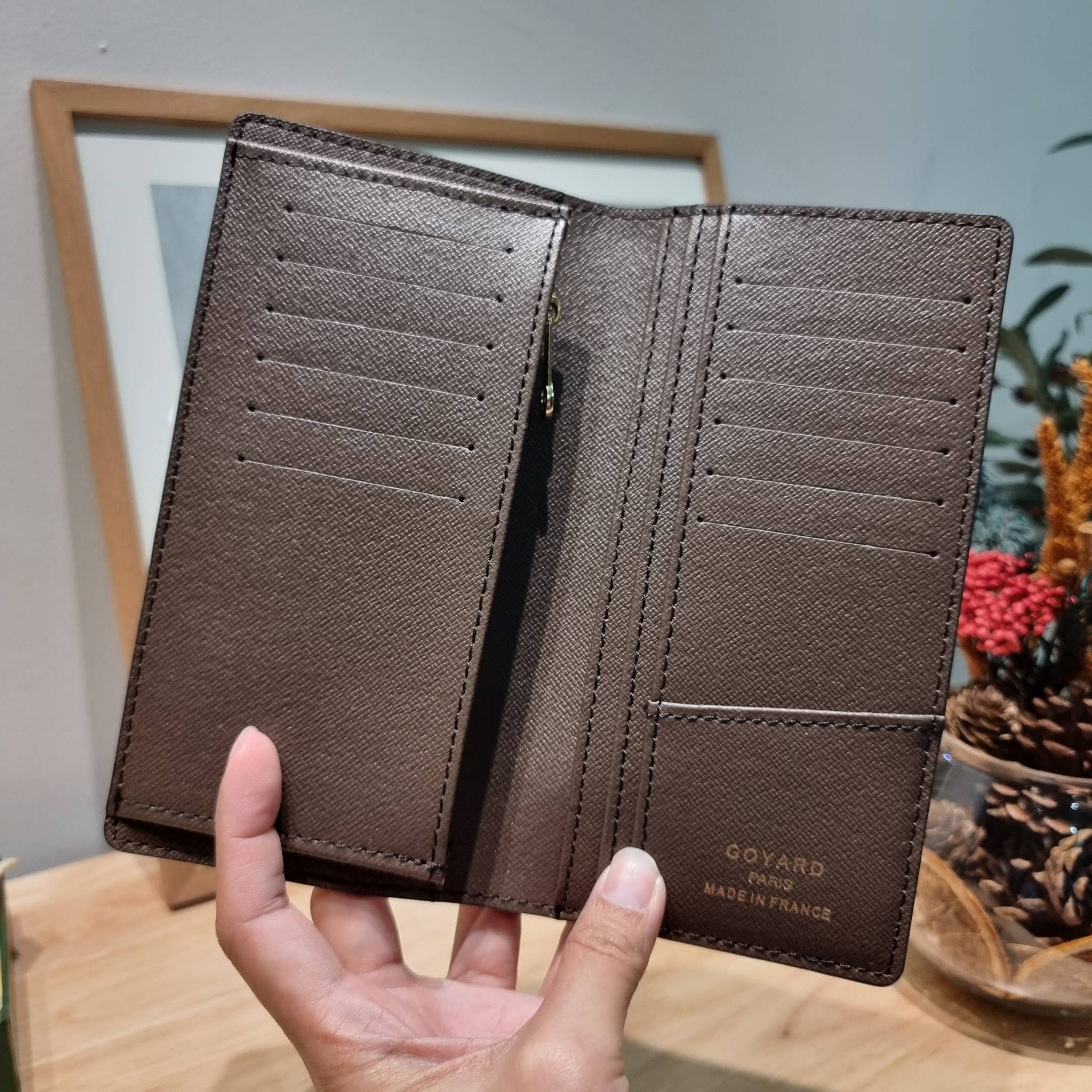 Goyard Bi Fold Long Wallet / GOYARD FLAP WALLET / Goyard Long Wallet กระเป๋าสตางค์ใบยาว รุ่น unisex ที่ใช้ได้ทั้งหนุ่มๆและสาวๆ ไอเท็มนี้ตอบโจทย์สำหรับคนที่ชอบเก็บบัตรเยอะๆ