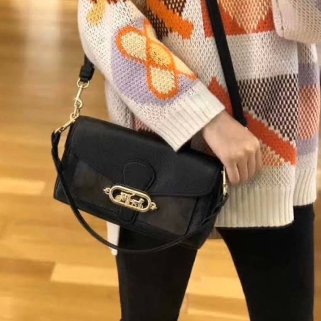 COACH SMALL JADE SHOULDER BAG [F91105,90782] กระเป๋าสะพายไหล่ ดีไซน์วินเทจย้อนยุค สวยคมชัด คลาสสิคใช้ได้ทุกลุค วัสดุหนัง pepble ทนทาน เปิด-ปิดด้วยฝาคาดโลโก้ พร้อมแถบแม่เหล็กในตัว รับรองแน่นหนา ด้านหลังมีช่องซิปให้ ภายในเป็นช่องโล่ง ขนาดกำลังดี ใช้งานง่าย 