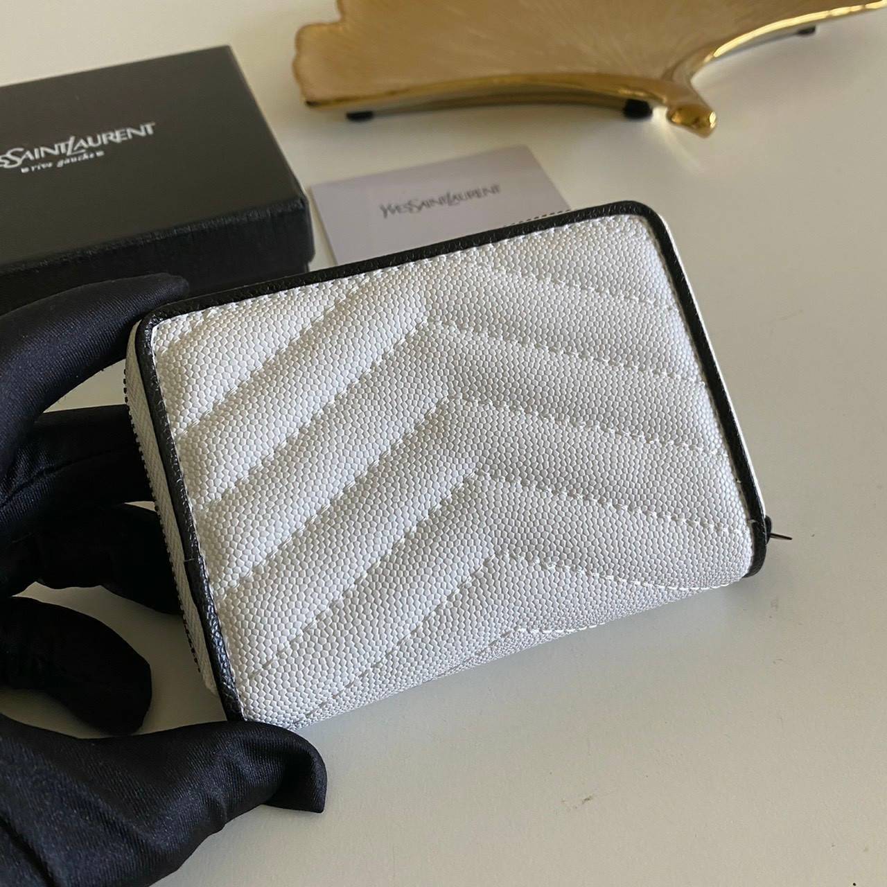 VIP GIFT 】หนังแท้ YSL Saint Laurent monogram compact zip short wallet มาแล้วจร้า ถามหากันเยอะมากๆ กระเป๋าสตางค์ใบสั้นที่ใส่แบงค์ ใส่บัตร ใส่เหรียญได้เยอะสุดๆ มีสองด้านซิปและพับ ใบเดียวครบจบเลย หนังสวยมาก ละเอียดสุดๆ