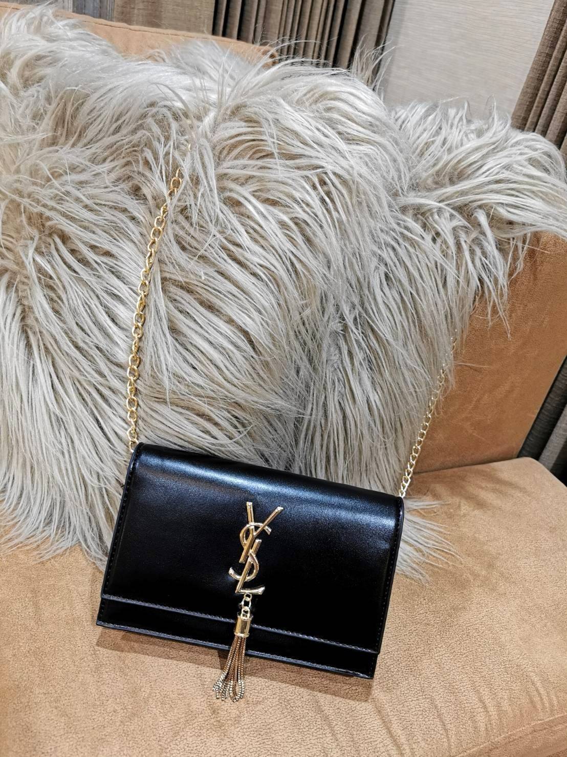 VIP 】YVES SAINT LAURENT YSL BAG VIP GIFT WITH PURCHASE GWP พรีเมี่ยมกิ้ฟ Limited จาก YSL DUTY FREE COUNTER ดีไซน์ทรงสี่เหลี่ยมหนังเรียบสวยอยู่ทรงเปิดปิดด้วยฝาปิดกระดุมด้านหน้าประดับโลโก้แบรนด์อะไหล่ทองพร้อมโซ่ห้อยฟรุ้งฟริ้ง ภายในโล่งสามารถใส่มือถือ กระเป๋
