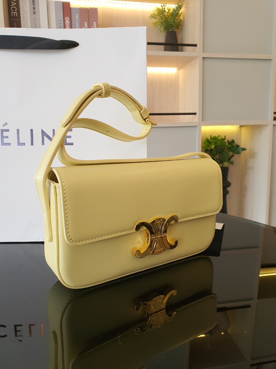 CELINE TRIOMPHE SHOULDER BAG งานหนังทั้งใบลายสวยหรู ด้านในเปิดด้วยด้วยที่บีบโลโก้อะไหล่ทอง จุของได้กำลังดี ใส่โทรศัพท์ กระเป๋าสตางค์ใบสั้น ของจุกจิกได้ เหมาะกับสาวๆในวันที่อยากสะพายชิลๆ ห้ามพลาดค่ะ!