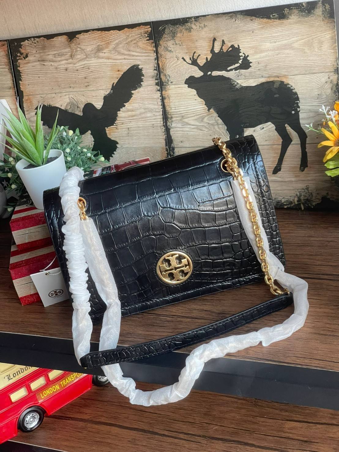 Tory Burch Black Carson Croc Embossed / TORY BURCH Carson Convertible Croc Leather รุ่นท็อปที่สาว ๆ หลายคนถูกใจ ด้วยทรงกระเป๋าคลาสสิกสุดเก๋ ใช้งานแบบไหนก็ดูดี ในลุคช์สาวหวานแบบสะพายสายคู่ หรือ ต้องการความคล่องตัวด้วยการสะพายแบบครอสบอดี้ มีดีไซน์ที่ Practi