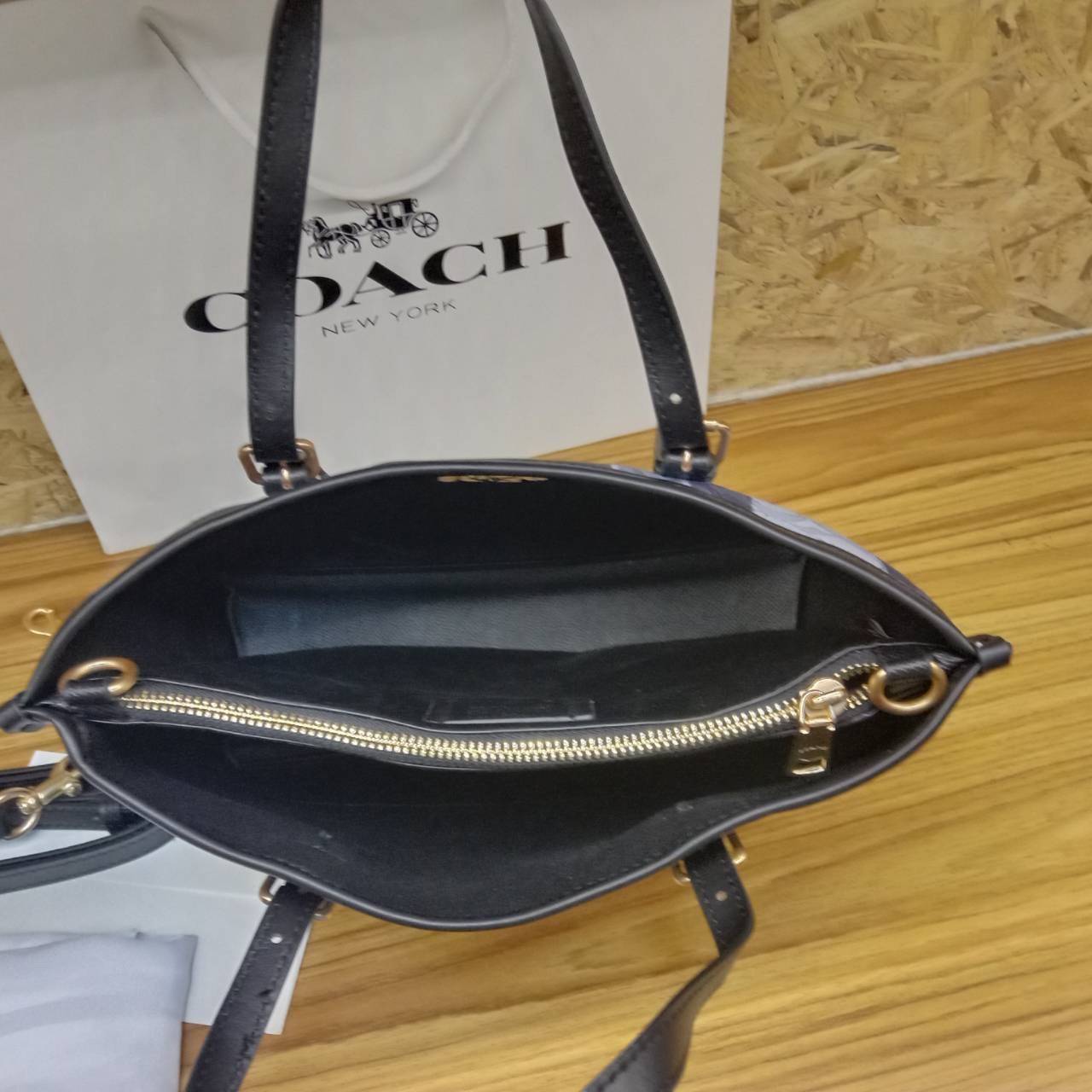 COACH Mollie Tote 25 In Signature Jacquard With Stripes พร้อมส่งที่ไทย ภาพสินค้าถ่ายจากงานขายจริง ใช้งานต่างประเทศได้