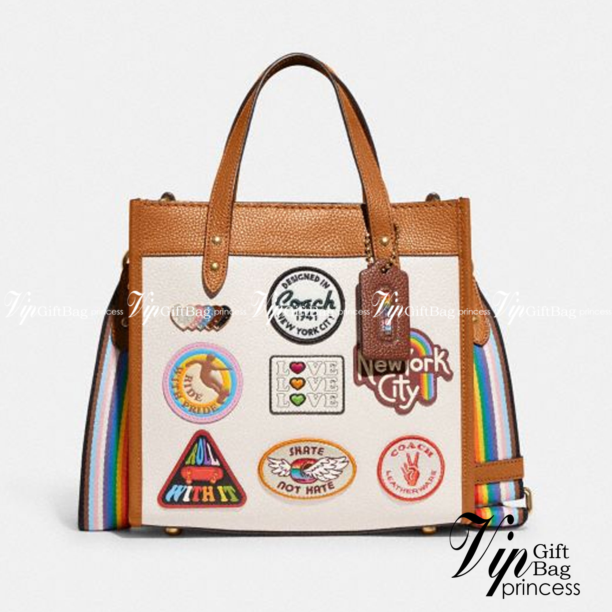 COACH FIELD TOTE 22 WITH PATCHES CA138 ส่วนหนึ่งจาก Coach Pride Collection ซึ่งเป็นการเฉลิมฉลองความเท่าเทียม ความหลากหลาย และการแสดงออกถึงตัวตนที่แท้จริงภายในชุมชน LGBTQIA+ ในเดือนนี้และทุกเดือน ตั้งแต่วันธรรมดาที่วุ่นวายไปจนถึงวันหยุดสุดสัปดาห์ที่เต็มไปด